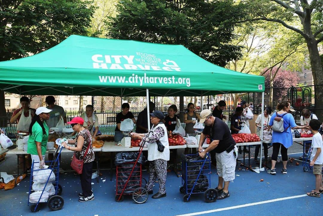 ASCAPさんのインスタグラム写真 - (ASCAPInstagram)「#ASCAP staff volunteered at @cityharvestnyc’s mobile market to help distribute food to the Bensonhurst Brooklyn community! For more info, check out cityharvest.org」7月18日 6時17分 - ascap