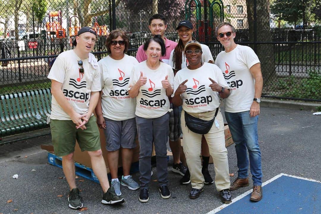 ASCAPさんのインスタグラム写真 - (ASCAPInstagram)「#ASCAP staff volunteered at @cityharvestnyc’s mobile market to help distribute food to the Bensonhurst Brooklyn community! For more info, check out cityharvest.org」7月18日 6時17分 - ascap
