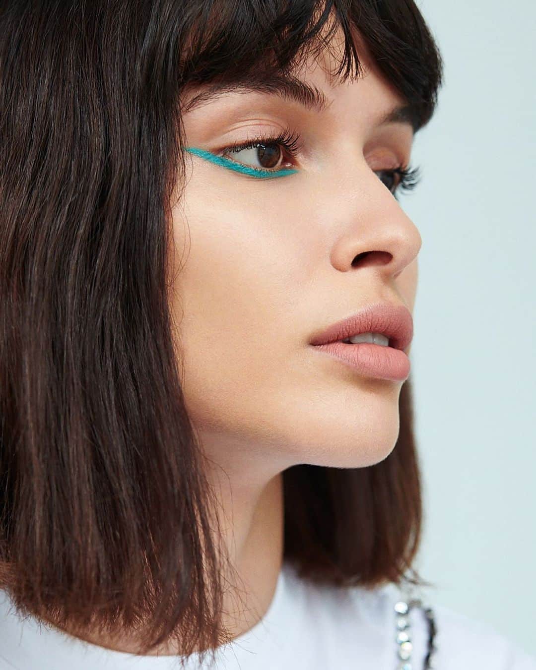 Bloomingdale'sさんのインスタグラム写真 - (Bloomingdale'sInstagram)「Flip the script on a classic cat eye with a slash of turquoise liner on lower lids 🐯 Tag a friend who would rock this look! . . . . . . . #GraphicEyeliner #Eyeliner #MakeupInspo #MakeupAddict #MakeupJunkie #Beauty #Cosmetics #Bloomingdales」7月18日 6時25分 - bloomingdales