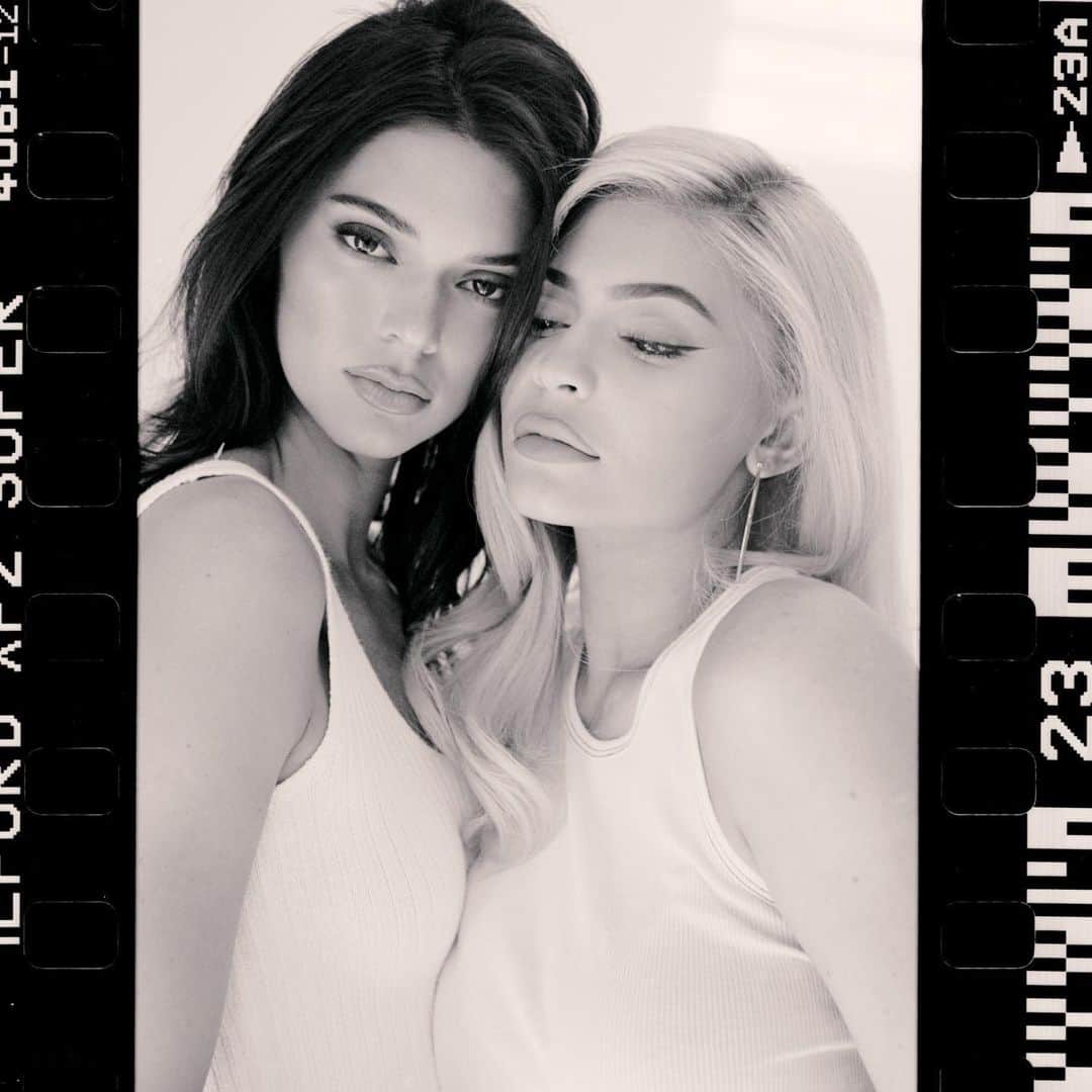KENDALL + KYLIEさんのインスタグラム写真 - (KENDALL + KYLIEInstagram)「We’re loving the reaction to our new styles available @dijonchile 🖤 Check out our new favorites through the link in our bio #kendallandkyliedijon」7月18日 6時25分 - kendallandkylie