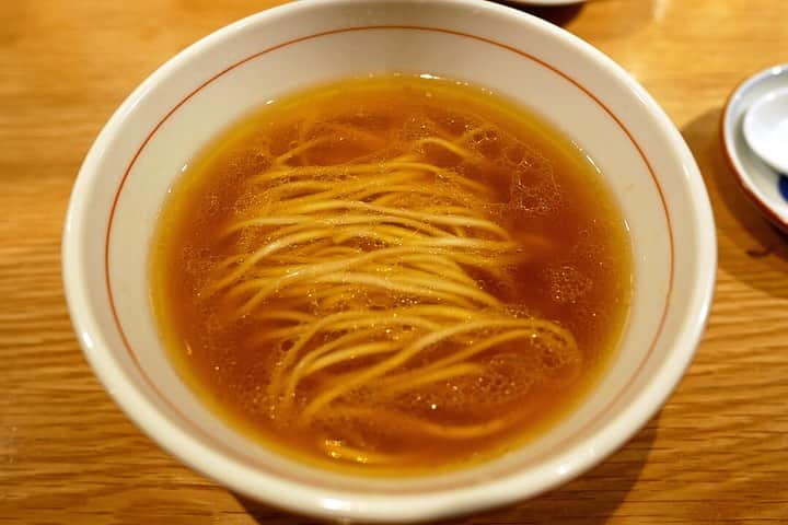 福岡グルメ 福岡ランチ「デビログ」さんのインスタグラム写真 - (福岡グルメ 福岡ランチ「デビログ」Instagram)「「#ミシュランガイド福岡・佐賀・長崎 2019」で#ビブグルマン 獲得おめでとうございます㊗️ 毎日、仕込みを丁寧にしている成果ですね～ これでまた予約が取りづらくなるなぁ～😭 . 裏メニューのラーメンがバリウマ😋👌 麺は山形県？から取り寄せているとのことだが、稲庭うどんに似た感じやった。 煙をまとった店主もかっちょええっす👍 . メニュー、他picなどは「デビログ」に掲載しています。 サイトを見る場合はブラウザで「デビログ」で検索👉 . #鳥いち #福岡市中央区警固 2-15-23 092-712-0020 18:00～0:00(23:00LO) 定休日：日曜日、祝日 . ♦️福岡グルメ 福岡ランチを検索できるブログ は「デビログ」で検索👉 ♦️マニアックな情報や本当に美味しいお店情報なら「もっとデビログ」で検索👉 . #福岡焼鳥 #福岡焼き鳥 #警固焼鳥 #警固焼き鳥 #福岡ビブグルマン #福岡 #博多 #fukuokapics #fukuoka #fukuokacity #hakata #fukuokarestaurant #fukuokagourmet #IGersJP #ig_japan #福岡レストラン #福岡飲食店 #福岡グルメ #福岡ランチ #福岡ごはん #福岡ご飯 #食べログ福岡 #福岡飯 #福岡食べ歩き」7月18日 6時35分 - devi_takahashi