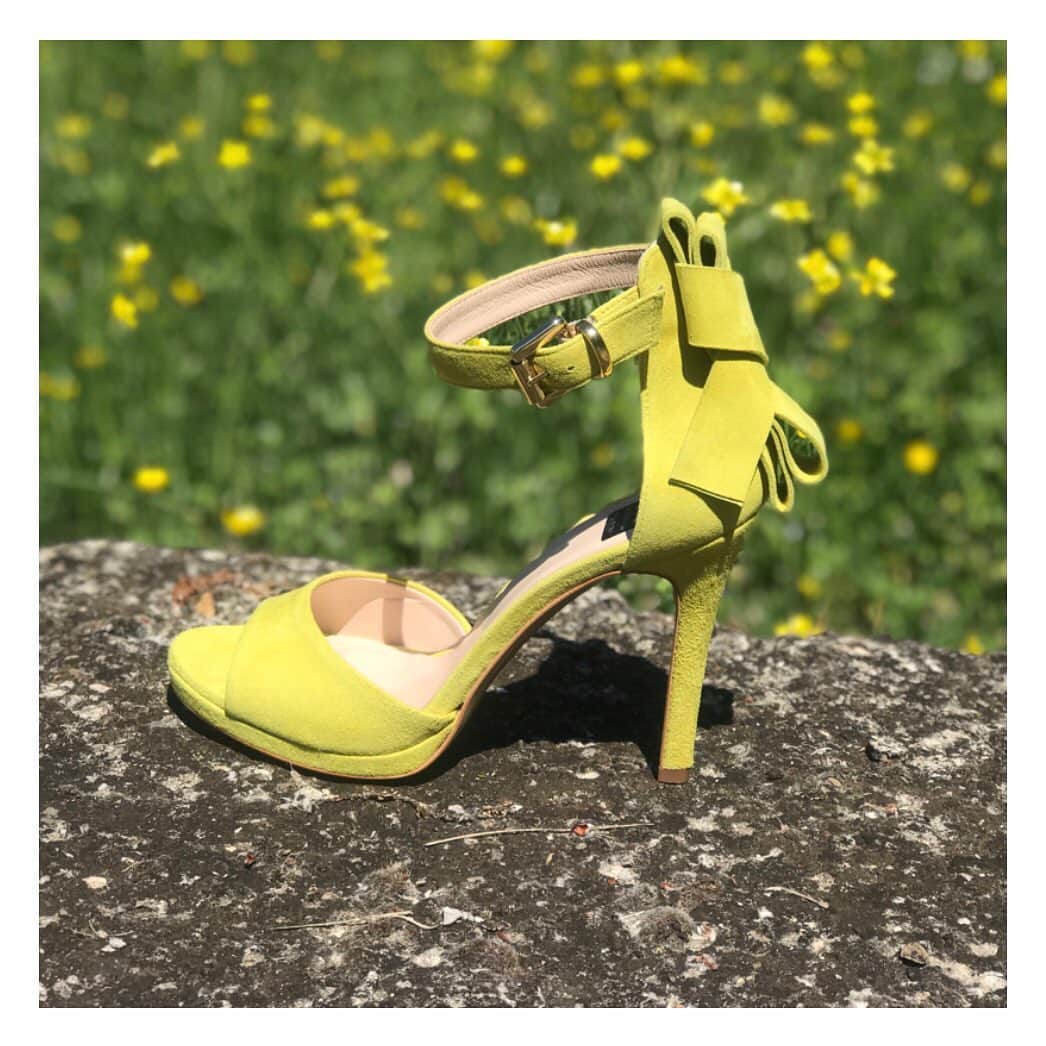 イズロさんのインスタグラム写真 - (イズロInstagram)「#islo #isloisabellalorusso #isloshoes #shoes #sandals #suede #lemon #yellow #fashion #style #fashionstyle #moda #summer #shopping #shoponline #shoppingonline #madeinitaly #verbena #solocosebelle #maibanale #saldi #sales #staytuned」7月18日 6時40分 - islo_isabellalorusso