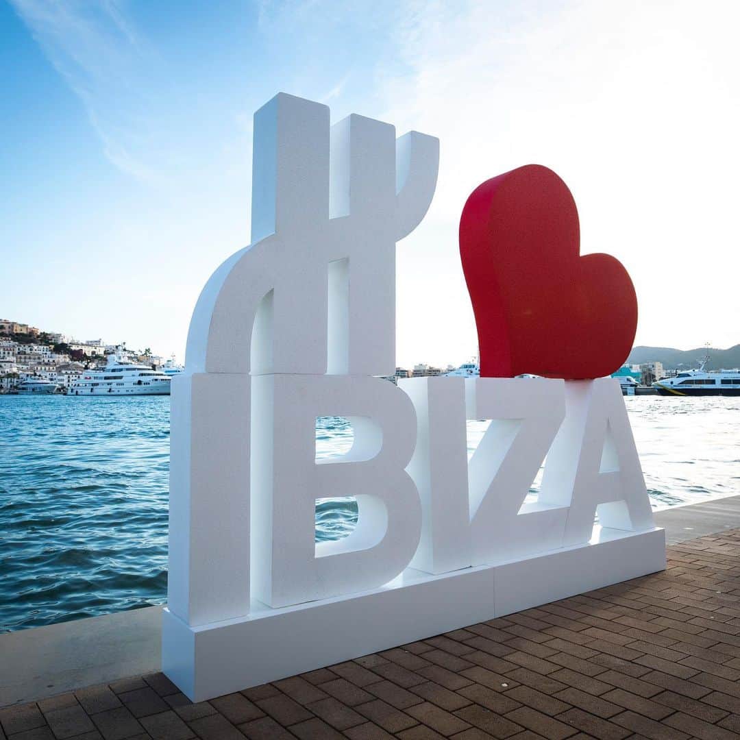 ウブロさんのインスタグラム写真 - (ウブロInstagram)「#Summer 2019, Hublot declares the season open on the enchanting island of #Ibiza with the inauguration of its pop-up boutique and the launch of the new #ClassicFusionIbiza. Great evening with with F1 TV presenter @noemimj, Diarsa President, Marzio Villa, Rabat joyeros Managing Director @jordi_rabat, Hublot Regional Director, Augusto Capitanucci and Hublot CEO @ricardoguadalupe. #HublotLovesSummer #HublotLovesIbiza」7月18日 6時57分 - hublot