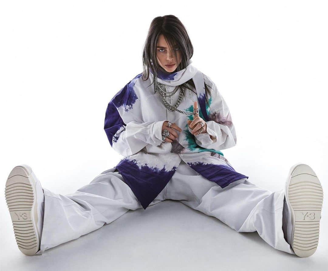 Vogue Australiaさんのインスタグラム写真 - (Vogue AustraliaInstagram)「Pop phenomenon #BillieEilish’s deftly casual look is what the fashion world has been waiting for. The 17-year-old is currently redressing outdated notions that once dictated how a female pop star should dress, and the fact that Eilish’s style isn’t about flesh-baring sensuality has struck a chord with her fans, as well as the biggest names in the fashion industry, including #StellaMcCartney. In the bio link, take a look back at #BillieEilish’s style evolution. Photographed by @jesse_lizotte, styled by @jilliandavison, Vogue Australia, July 2019.」7月18日 7時04分 - vogueaustralia