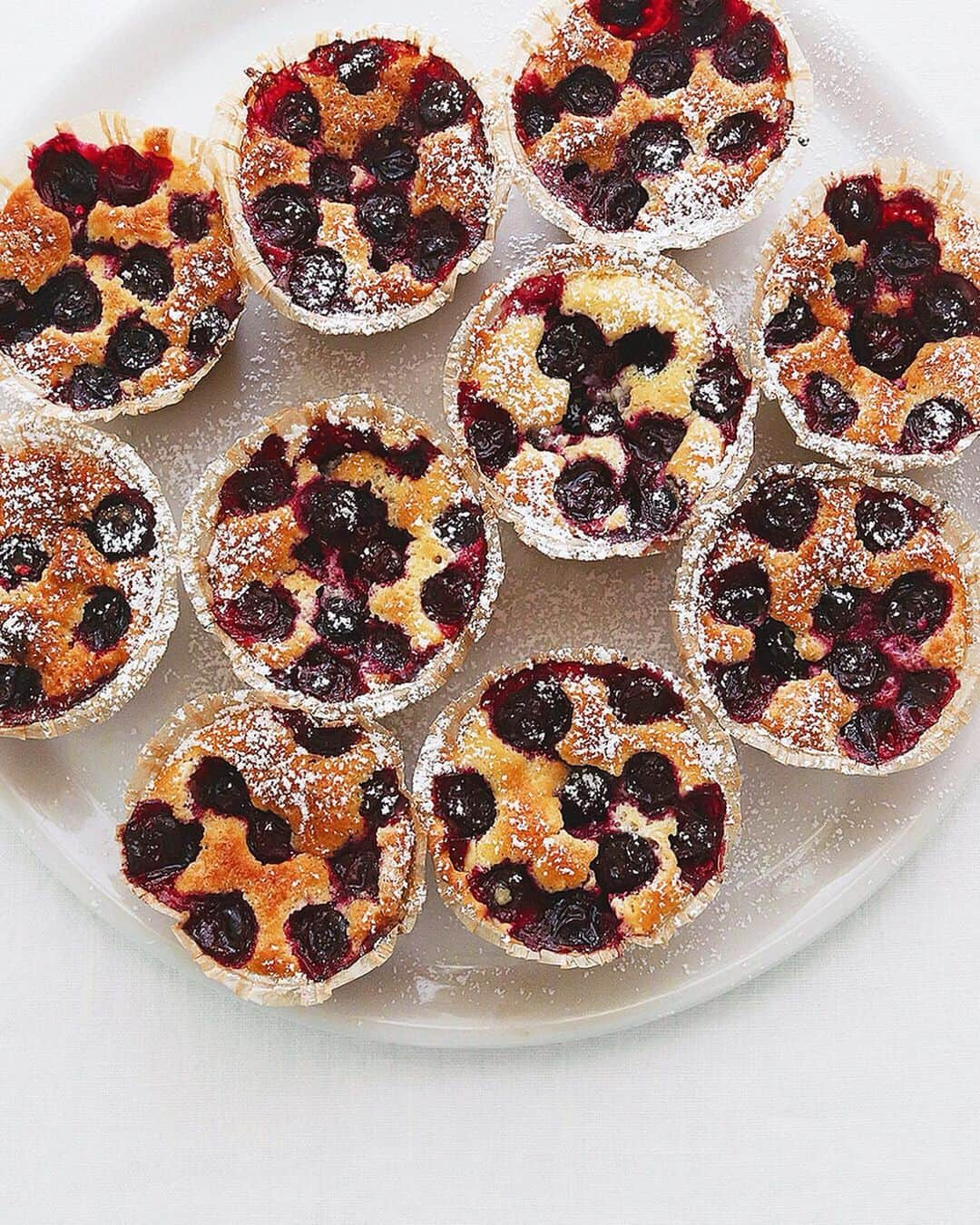 樋口正樹さんのインスタグラム写真 - (樋口正樹Instagram)「blueberry muffins . ブルーベリーたっぷりで 膨らみ足りないマフィン。 甘酸っぱいくて美味しい。 今回は実家の庭で採れた ブルーベリー使いました。 今年の実は赤みがあった。 . . . #ブルーベリーマフィン #ブルーベリー #マフィン #blueberrymuffins #blueberries #muffins #nationalblueberrymuffinday」7月18日 7時08分 - higuccini