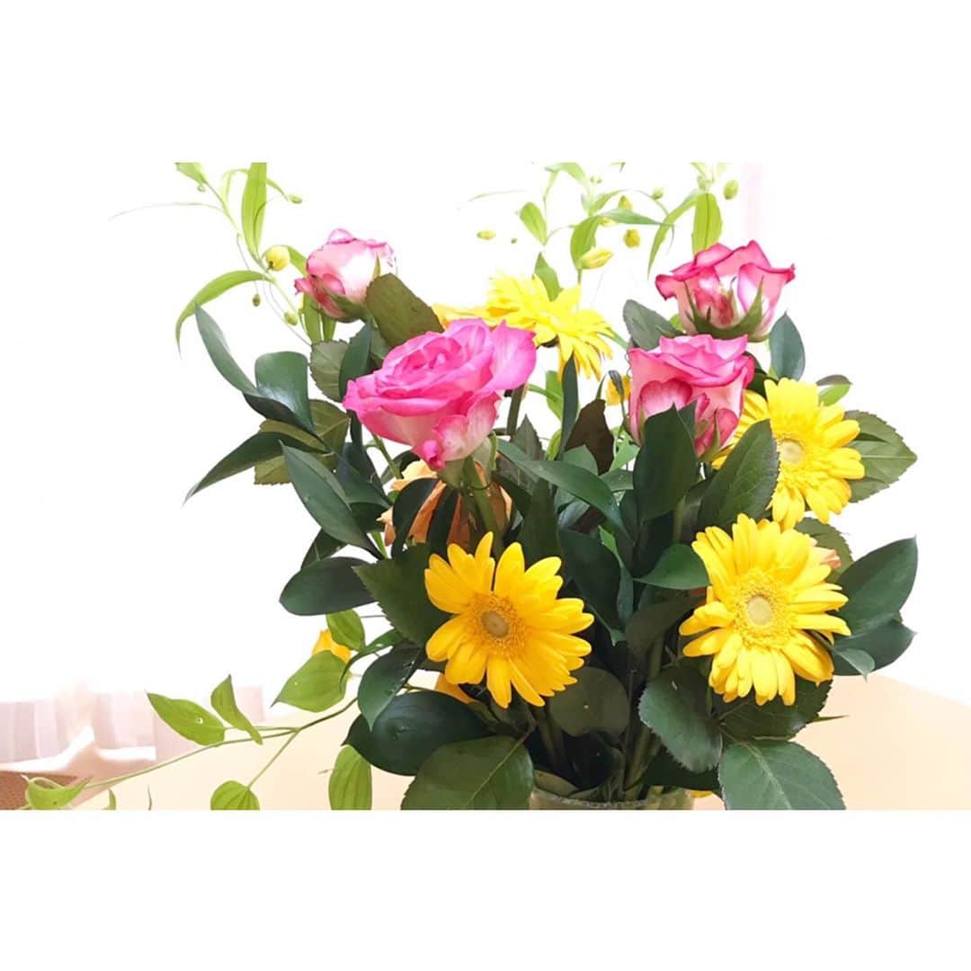 清水のぶよさんのインスタグラム写真 - (清水のぶよInstagram)「・ ASEAN次官級のレセプションパーティーが 無事に終わり、会場のお花をたくさん いただいて帰りました。 毎朝お花の良い香りに包まれて目覚めます😊 今日も笑顔咲く１日となりますように💐🌸✨ ・ #ASEAN #レセプション #パーティー #司会 #花 #flower  #rose #gerbera」7月18日 7時19分 - meika_shimizu