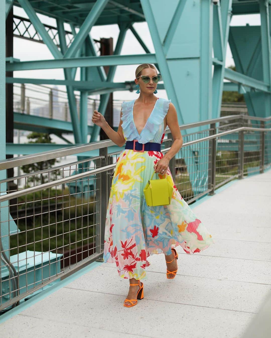 ブレア・イーディーさんのインスタグラム写真 - (ブレア・イーディーInstagram)「<in case you were wondering, today in NYC feels like the surface of the sun // but I do like my outfit> ☀️ #immelting #maxidress #floralprint」7月18日 7時20分 - blaireadiebee