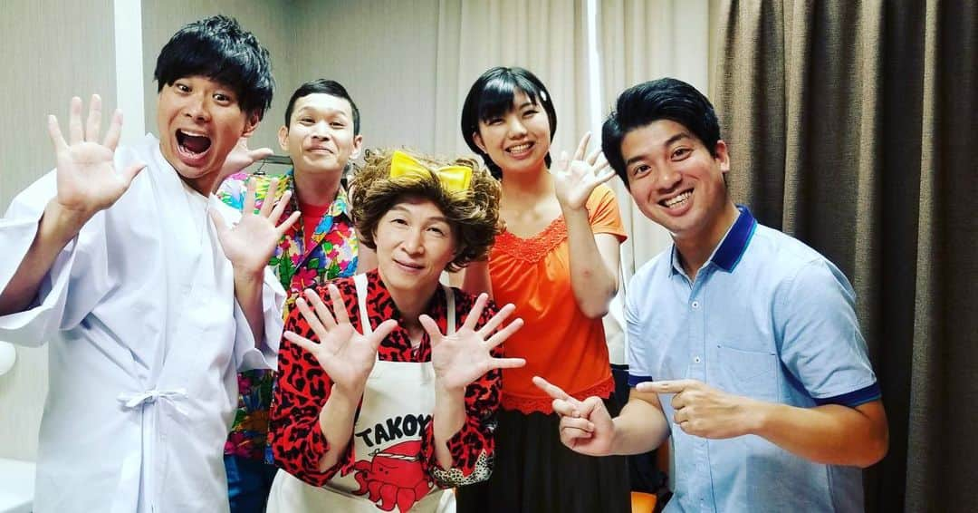 アキ（荒木良明）さんのインスタグラム写真 - (アキ（荒木良明）Instagram)「KERENコラボ吉本新喜劇に一緒に出てくれてる座員メンバーと🤗つぎは24日。毎回バージョンアップさせて8月25日までいく。  とにかく今日のために 一旦寝ますzz  #KERENコラボ吉本新喜劇 #KEREN #吉本新喜劇」7月18日 7時18分 - mizutamareppuaki