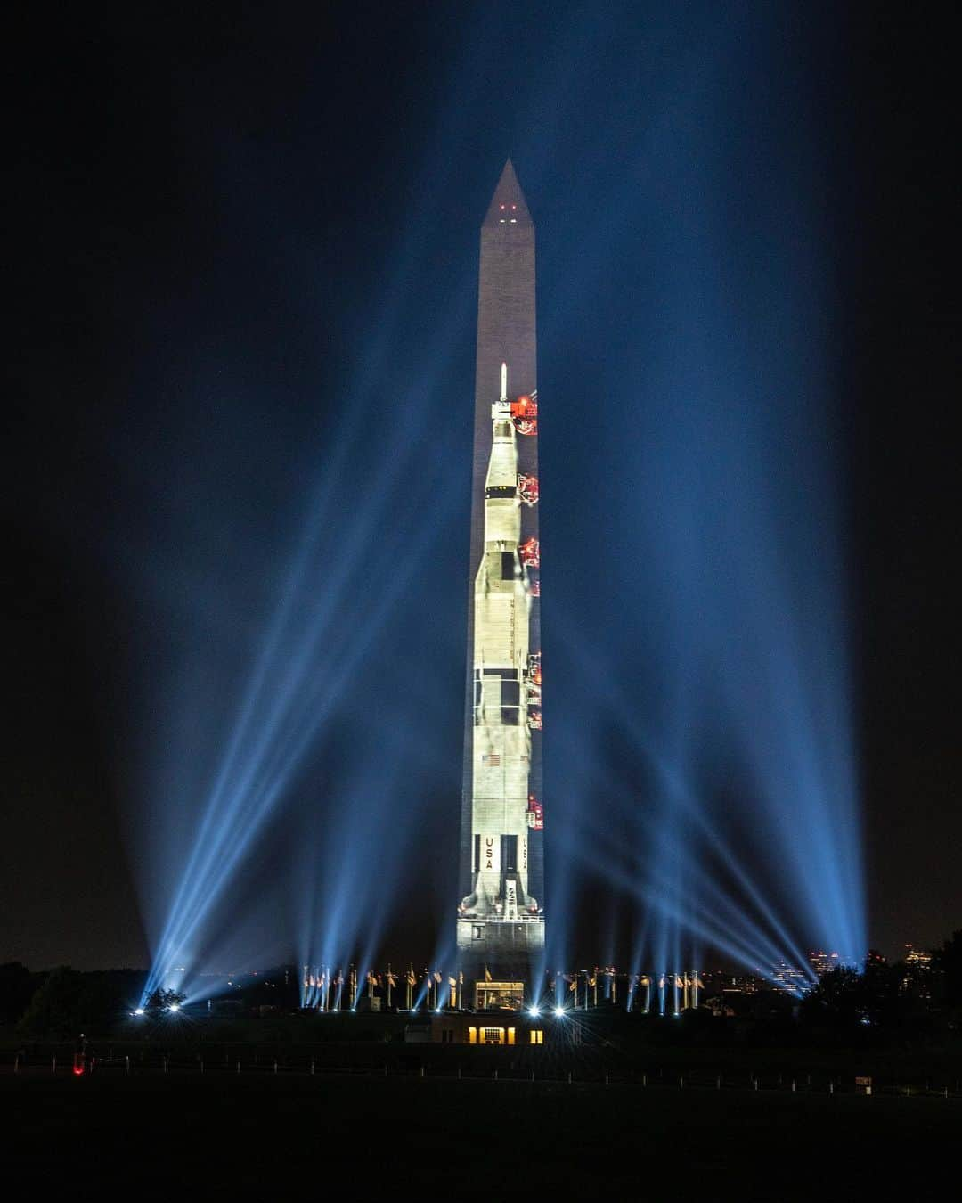 スミソニアン博物館さんのインスタグラム写真 - (スミソニアン博物館Instagram)「Yes, that is a full-scale projection of a 363 feet tall Saturn V rocket on the Washington Monument.  The #Apollo11 Moon landing was a true nationwide effort, with hundreds of thousands of Americans across every state contributing. After all, when President Kennedy committed the U.S. to “landing a man on the Moon and returning him safely to the Earth,” it wasn’t a call to individual action, it was a challenge to a nation. And the Washington Monument, which features an American flag for each state around its base, is the perfect place to honor this incredible group achievement. 🇺🇸 The projection continues tonight and tomorrow (July 17 and 18), with a special 17-minute show called #GoForTheMoon on July 19 and 20. Learn more at the link in bio, and follow us at @airandspacemuseum as we celebrate #Apollo50.」7月18日 7時18分 - smithsonian