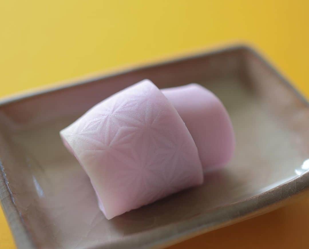 Toru Tsuchieさんのインスタグラム写真 - (Toru TsuchieInstagram)「今日の和菓子はねりきりで作った浴衣です。 ねりきりとは白餡に餅や芋を混ぜて作った和菓子で 茶道 で使われる「主菓子」の一種です。 撮影 用に作成しました。  フェイスブックページのいいね！もよろしくお願いします。 https://www.facebook.com/shishisu/ Today's wagashi is #Kimono with Nerikiri. The Nerikiri is the material of wagashi made by mixing the rice cake and yam in white bean. Is a kind of "Jounamagashi" as used in the tea ceremony. The sweets I've made for the shooting.  #福泉堂  #和菓子  #おいしい #funny #my_eos_photo #出雲  #wp_delicious_jp #カメラ好きな人と繋がりたい  #写真好きな人と繋がりたい　 #model #handmade　 #as_archive #Japan #wagashi  #جميل #красивый #ファインダー越しの世界 #design #work #ig_color  #일본디저트  #Mignon  #igfood #lifestylenipponpic #photooftheday #สวย #sweets #kawaii」7月18日 7時23分 - choppe_tt