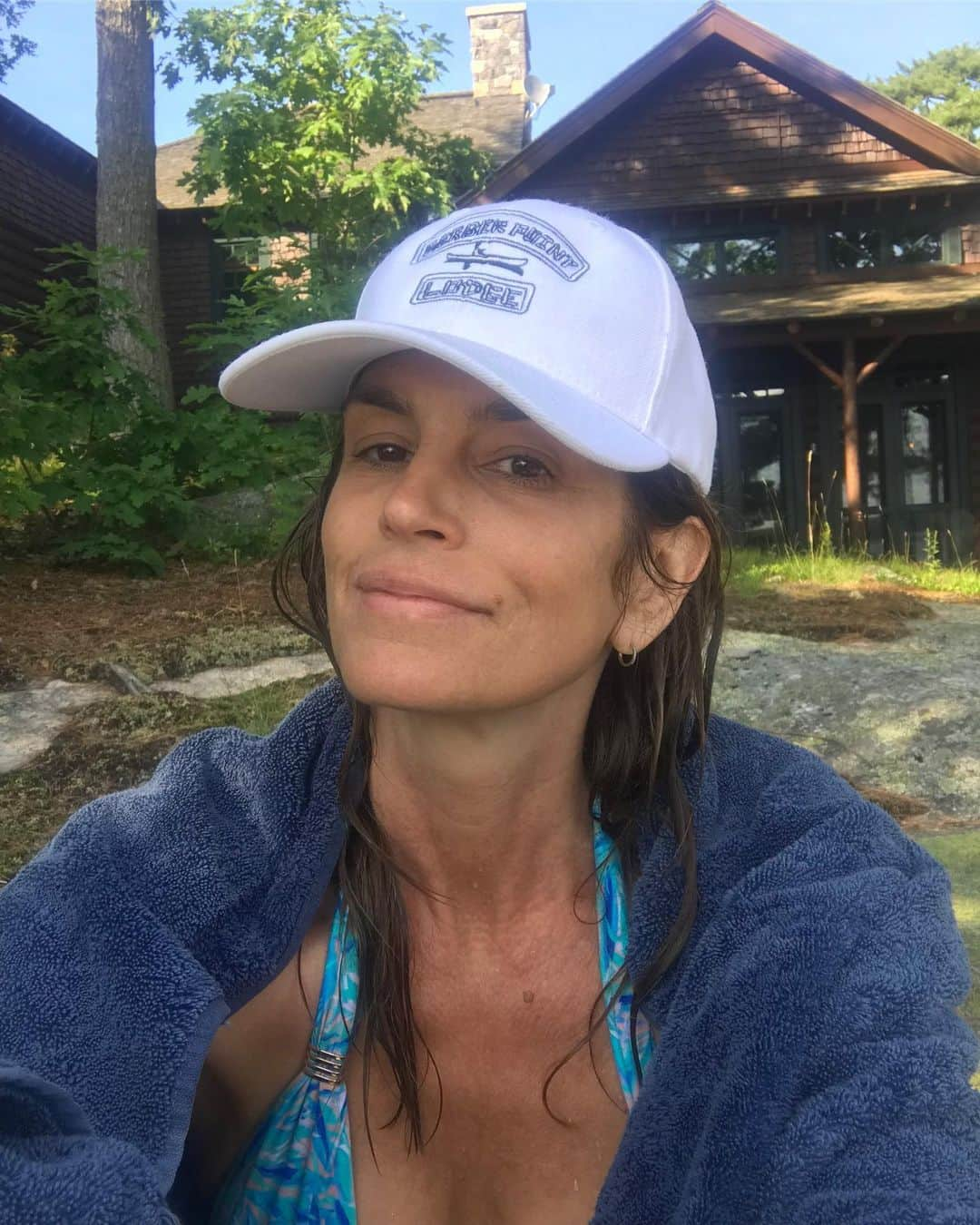 シンディ・クロフォードさんのインスタグラム写真 - (シンディ・クロフォードInstagram)「Lake life. Apres swim...」7月18日 7時23分 - cindycrawford