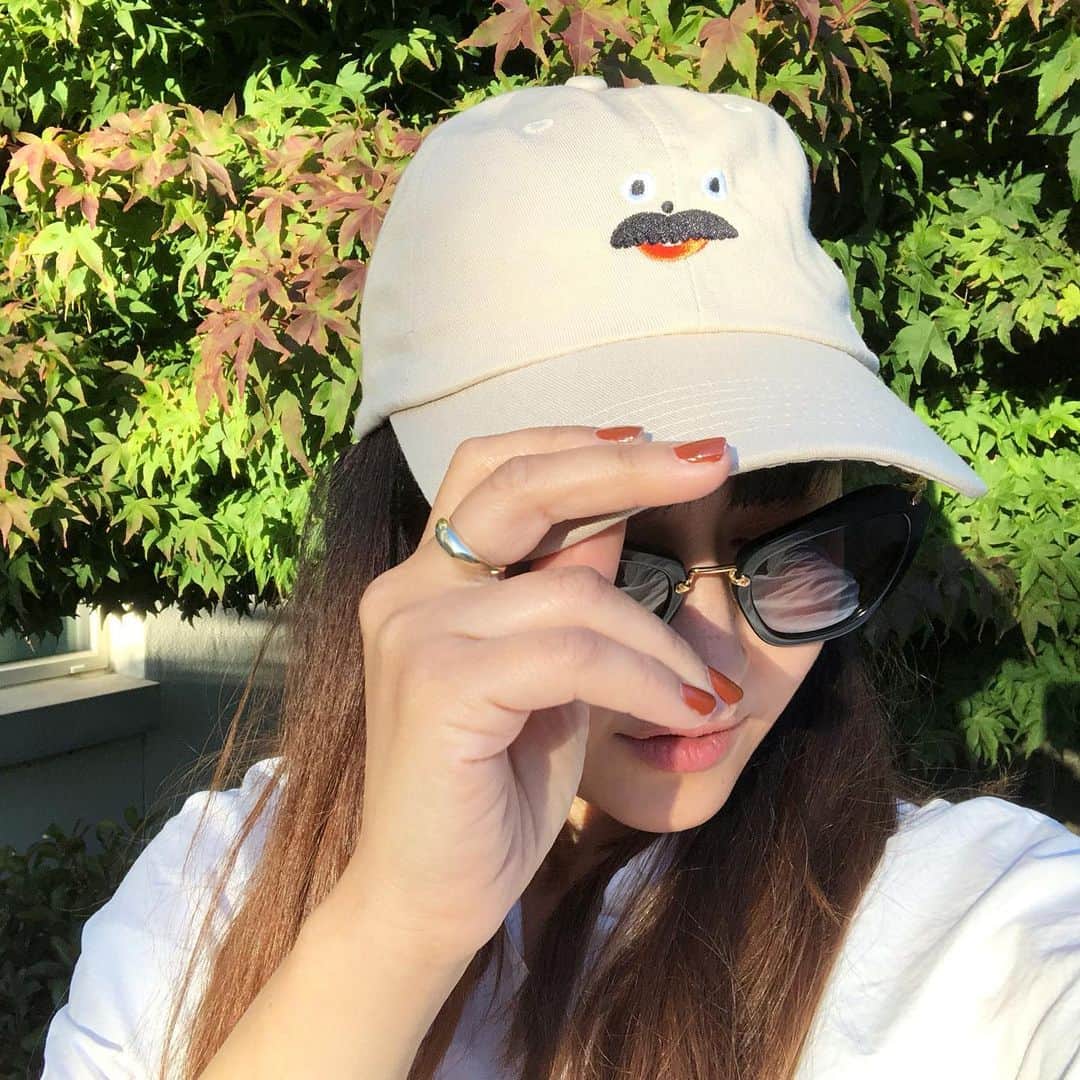 のインスタグラム：「Me, hiding under my celebrity hat. You like?  #oldman #favhat #celeb #famous 新しい帽子でセレブ気分w どうかな？ #sf #sanfrancisco #renegadecraftfair #newmoonpaper」