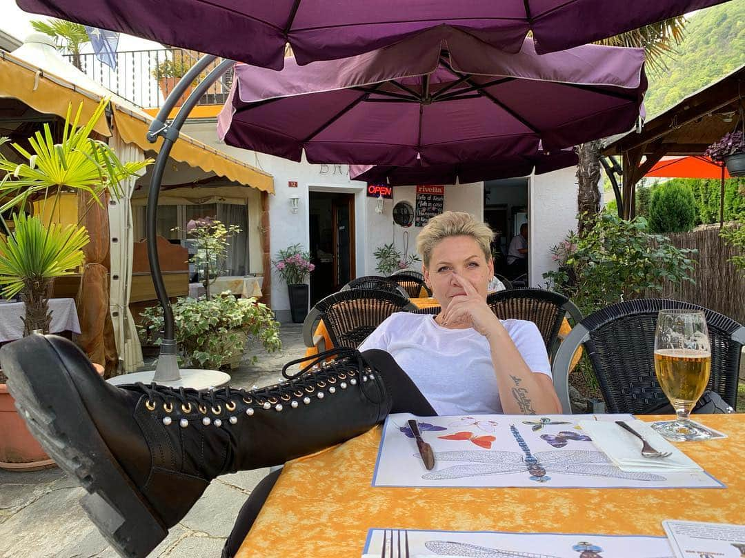 ケアリー・ハートさんのインスタグラム写真 - (ケアリー・ハートInstagram)「As Loyd would say, “Killer boots, man!!!!!” Thanks for an epic 44th b day, mama @pink. I love you so much. We have spent 18 of these together. Looking forward to many many more 😘.」7月18日 7時30分 - hartluck