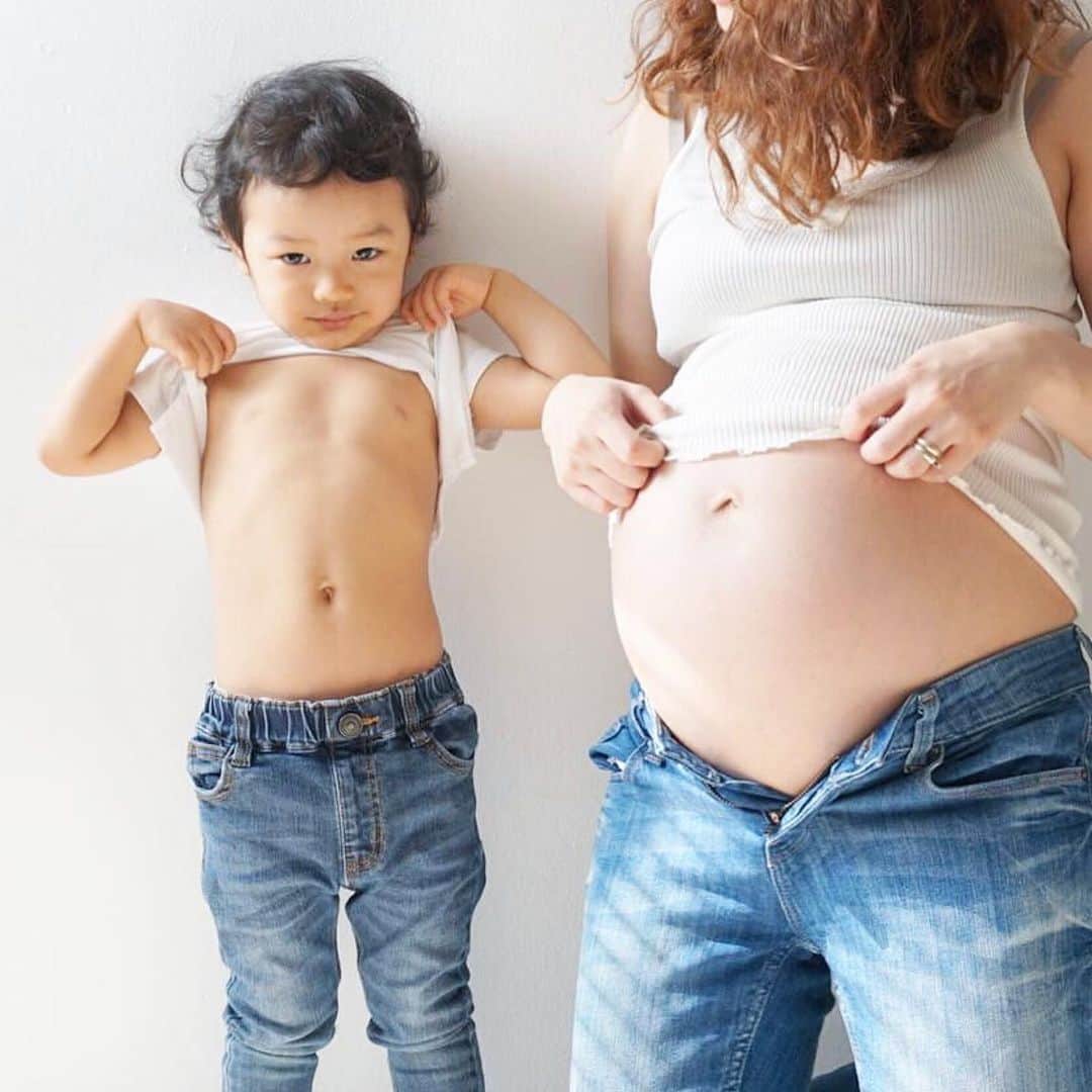 アロベビー公式さんのインスタグラム写真 - (アロベビー公式Instagram)「🤰先輩ママが教える🤱﻿ \妊活・妊娠中のカラダケア/﻿ ﻿ 妊活・妊娠時期はわからないことだらけで不安ですよね。﻿ ﻿ アロベビーは妊活・妊娠・出産の大切な時期に寄り添い、ママと赤ちゃんをサポートします！﻿ ﻿ 今日は先輩ママが教える、アロベビーのおすすめ商品をご紹介します💁‍♀️﻿ ﻿ ⬇︎﻿ ﻿ 🤰先輩ママが愛用！これから必要なものは？ ﻿ 〈妊活中～妊娠初期〉﻿ ▶葉酸サプリで不足しがちな栄養素を摂取。﻿ 飲み続けやすい大きさ・においのないものを選んで！﻿ ﻿ Pick up！﻿ ️\『初めてのたまごクラブ』に掲載🎉 / ﻿ →「アロベビー 葉酸サプリ」﻿ 妊娠期に必要な栄養素を100%配合。 無味無臭、小粒でつるんと飲みやすいので、つわりの時にも続けやすい！﻿ ﻿ ﻿ 🤰﻿ 〈妊娠初期～〉﻿ ▶うるおい長続き&肌に優しい妊娠線クリームで、妊娠線予防！﻿ ﻿ Pick up！﻿ →「アロベビーフォーマム 妊娠線クリーム」﻿ 24時間うるおいキープで妊娠線を予防。﻿ 99%天然由来成分で、妊娠中の敏感な肌にもやさしい！﻿ ﻿ ﻿ 🤱﻿ 〈出産準備〉﻿ ▶生まれてすぐの保湿ケアが大切！﻿ 新生児から使える肌にやさしいものが◎﻿ ﻿ Pick up！﻿ →「アロベビー ミルクローション」﻿ 先輩ママの人気No.1！新生児から使えます。﻿ 99%天然由来、高保湿成分たっぷりでもちもち肌に。﻿ ﻿ ﻿ ﻿ ※ オーガニック商品でも、稀に肌質や状態によってはお肌に合わないこともございます。初めてご使用になる場合は必ずパッチテストをお願いいたします。﻿ ﻿ 💁詳しくはスワイプ→画像をタップ！﻿ ﻿ ﻿  @hanalunamama 様より、素敵なお写真をアップさせていただきます。ありがとうございます。 ﻿ ﻿ ﻿ --------------------🕊🌿--------------------﻿ ﻿ 📢💁ALOBABYではフォトコンテスト📸を開催しております。﻿ ﻿ 公式アカウントをフォロー後、あなたにとって﻿ 「我が子の夏のお出かけ対策」を、3つのハッシュタグ﻿ #アロベビー﻿ #マイアロベビー﻿ #ベビースキンケア をつけて投稿してください。﻿ ﻿ 🙅 ご注意🙅 ﻿ ※公式アカウントのフォローと指定の3つのハッシュタグがない場合は選出できませんので、ご注意ください‼︎﻿ ﻿ コンテストに参加してくださった方から毎月5名様をMVPに選出させていただきます。﻿ MVPの方には「お子様のお名前入りベビーソープ」をプレゼント！ ﻿ ﻿ 皆様の投稿をお待ちしております‼︎😊﻿ ﻿ ﻿ ﻿ #ALOBABY #アロベビー #マイアロベビー #ベビースキンケア #アロベビーママ #アロベビー葉酸サプリ #葉酸 #葉酸サプリ #アロベビー妊娠線クリーム #妊娠線 #妊娠線ケア #マタニティクリーム #妊娠線クリーム #ボディマーククリーム #妊娠線予防クリーム #妊娠線予防 #W保湿 #妊活 #妊婦 #マタニティライフ #出産祝い #プレママ #プレママさんと繋がりたい #アロベビーミルクローション #ミルクローション #ベビーローション #乳児湿疹 #保湿対策 #国産オーガニック #オーガニック」7月18日 7時55分 - alobaby_official