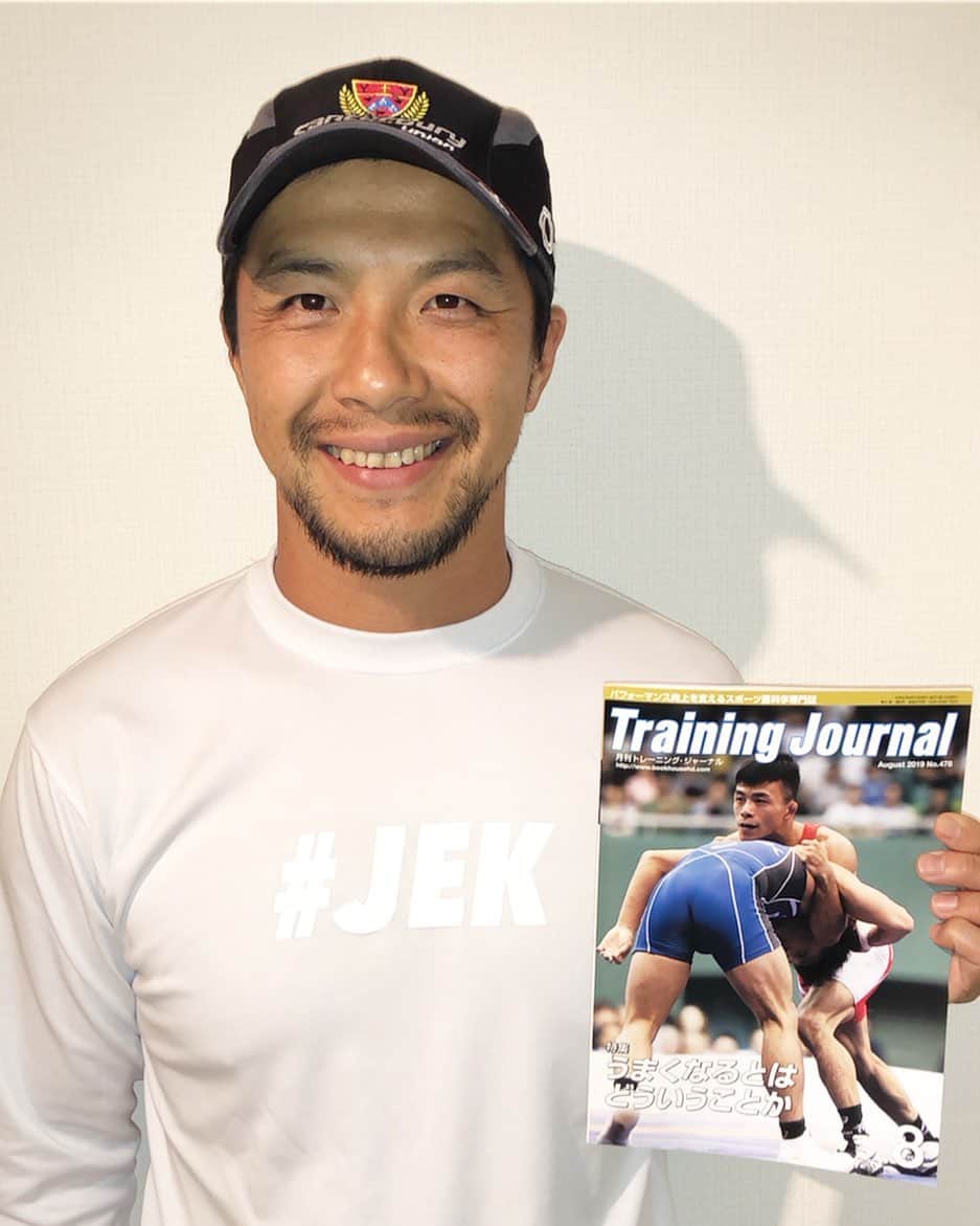 君島良夫のインスタグラム：「Training Journal 8月号で記事を掲載していただきました。  ずばりタイトルは、 「ラグビーのキックがうまくなるために」です。そのままです。  @japan_elite_kicking を立ち上げて2年半。自分の想いを発信できて光栄です。是非ご覧ください😊  #JEK #TrainingJournal #トレーニングジャーナル #8月号 #お近くの書店へ」