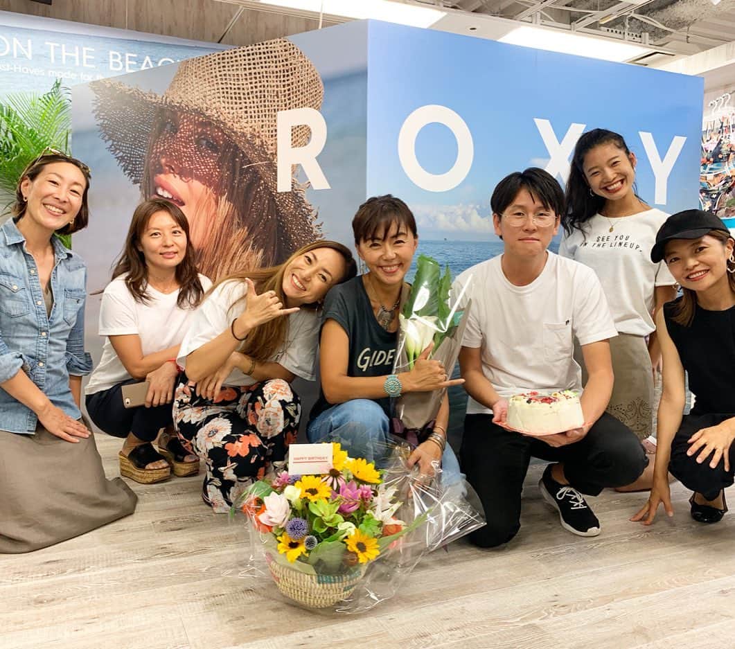 田中律子さんのインスタグラム写真 - (田中律子Instagram)「大好きなROXY FAMILYと日本サップヨガ協会のみんなにお祝いしてもらいました🌈🌴🌞 いつも本当にありがとう❤️ ROXYの花さんはじめスタッフのみなさま、日本サップヨガ協会のみんな、ケーキやお花やプレゼントも🎁先週から毎日のように誕生日のお祝いをしてもらって、有り難き幸せ❤️ おめでとう㊗️ってお祝いの言葉は、素晴らしい言葉🤩どんどん私のハートにおめでとう㊗️のエネルギーがチャージされてく✨  昨日も誕生日のお祝いコメントを本当にたくさんありがとう❤️全部読ませていただいてます🙏1人1人に返信できませんが、ここでみんなに改めてありがとうございます🙏心から感謝です🌞🌴🌈 #mybirthday  #1971.7.17 #roxyjapan  #日本サップヨガ協会  #大好きな仲間  #たくさんありがとう  #夜は実家で #田中家でお祝い #両親に感謝」7月18日 7時50分 - ri2kotanaka