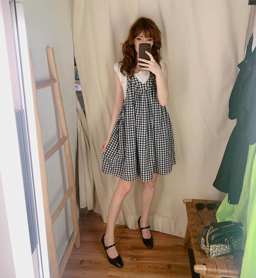 ジェーン・アルドリッジのインスタグラム：「Best dressing room light 😌❤️ happy in my new @ferragamo Mary Janes.」