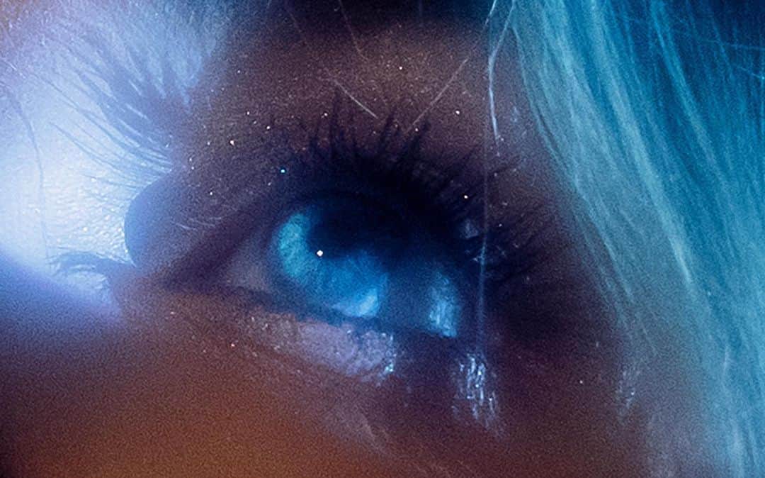 サブリナ・カーペンターのインスタグラム：「#SingularAct2 coming tomorrow at midnight🖤 @singularact2」