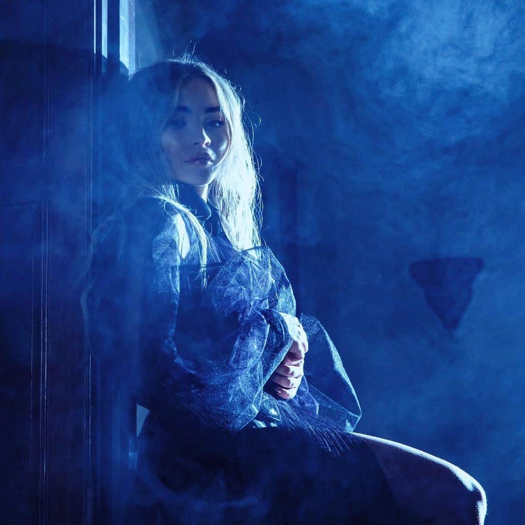 サブリナ・カーペンターのインスタグラム：「#SingularAct2 coming tomorrow at midnight🖤@singularact2」
