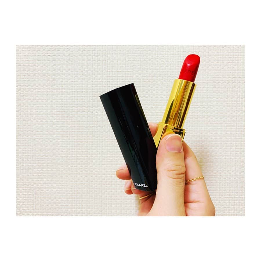 桜めいさんのインスタグラム写真 - (桜めいInstagram)「💋 CHANELの赤リップ買いました パキッとしたマットな赤💋 これだけでテンションが上がるので 私はとても単純だな〜と思います ・ #chanel #chanelmakeup #lipstick #rougeallurevelvet #66 #lindomabile #💄 #💋」7月18日 8時17分 - mei_0406