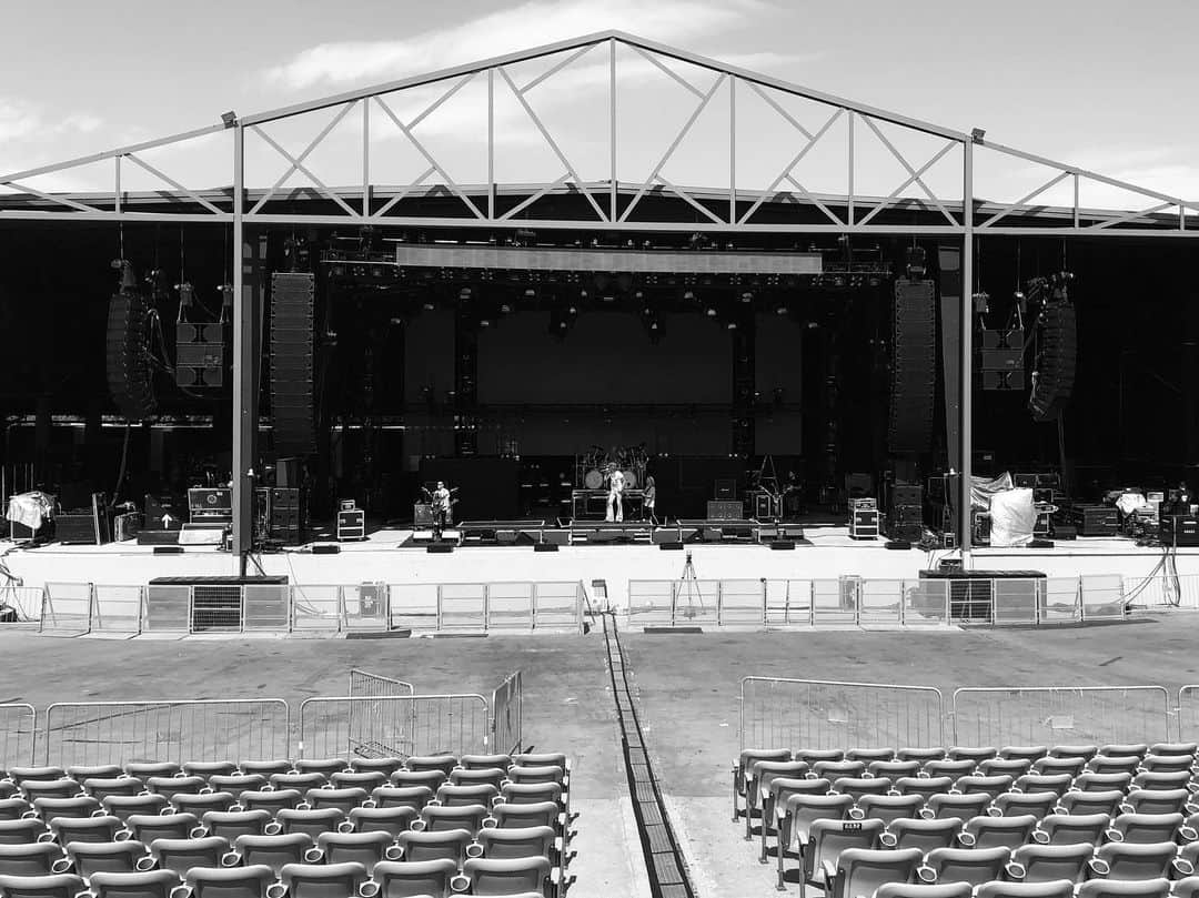 ロブ・ゾンビのインスタグラム：「Today's soundcheck in  Kansas. Don't worry it will be a lot more exciting once the sun sets and 11,000 maniacs fill the place. #robzombie #twinsofeviltour2019 #robfennphotography」