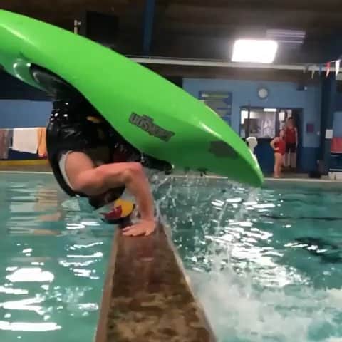 のインスタグラム：「The lifeguard is going to have something to say about this 😂 🚣‍♀️ @danejacksonkayak 📹 @seth_ashworth  #kayaking #kayak #redbull #givesyouwings」