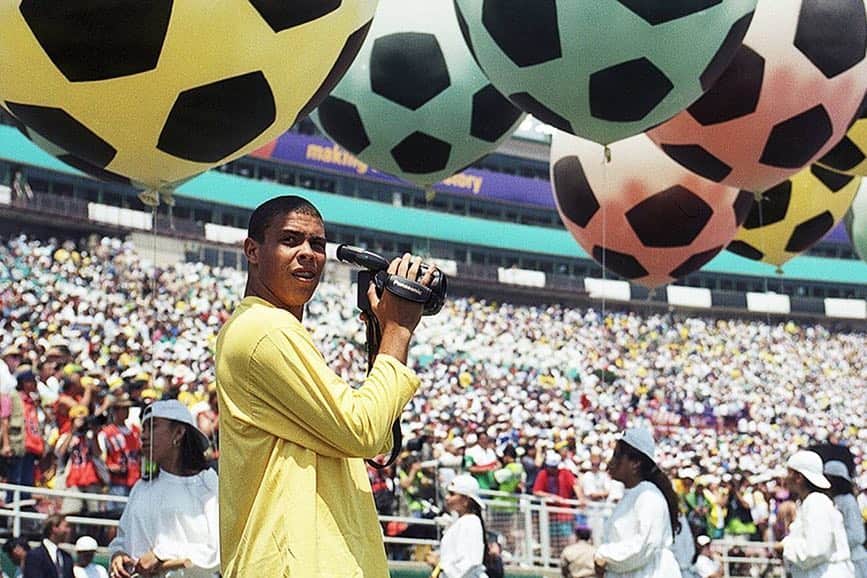 ロナウドのインスタグラム：「Aos 17 anos, pouco mais de um ano depois de entrar para o futebol profissional, fui convocado pela primeira vez para a Copa do Mundo. Se o futebol foi a minha escola da vida, o tetra, do banco de reservas, foi uma das minhas primeiras grandes lições. Um privilégio ter aprendido sobre garra, disciplina e união de equipe com uma geração de grandes nomes do nosso futebol, que quebrou paradigmas. Obrigado, Seleção Brasileira! #25anosdotetra」