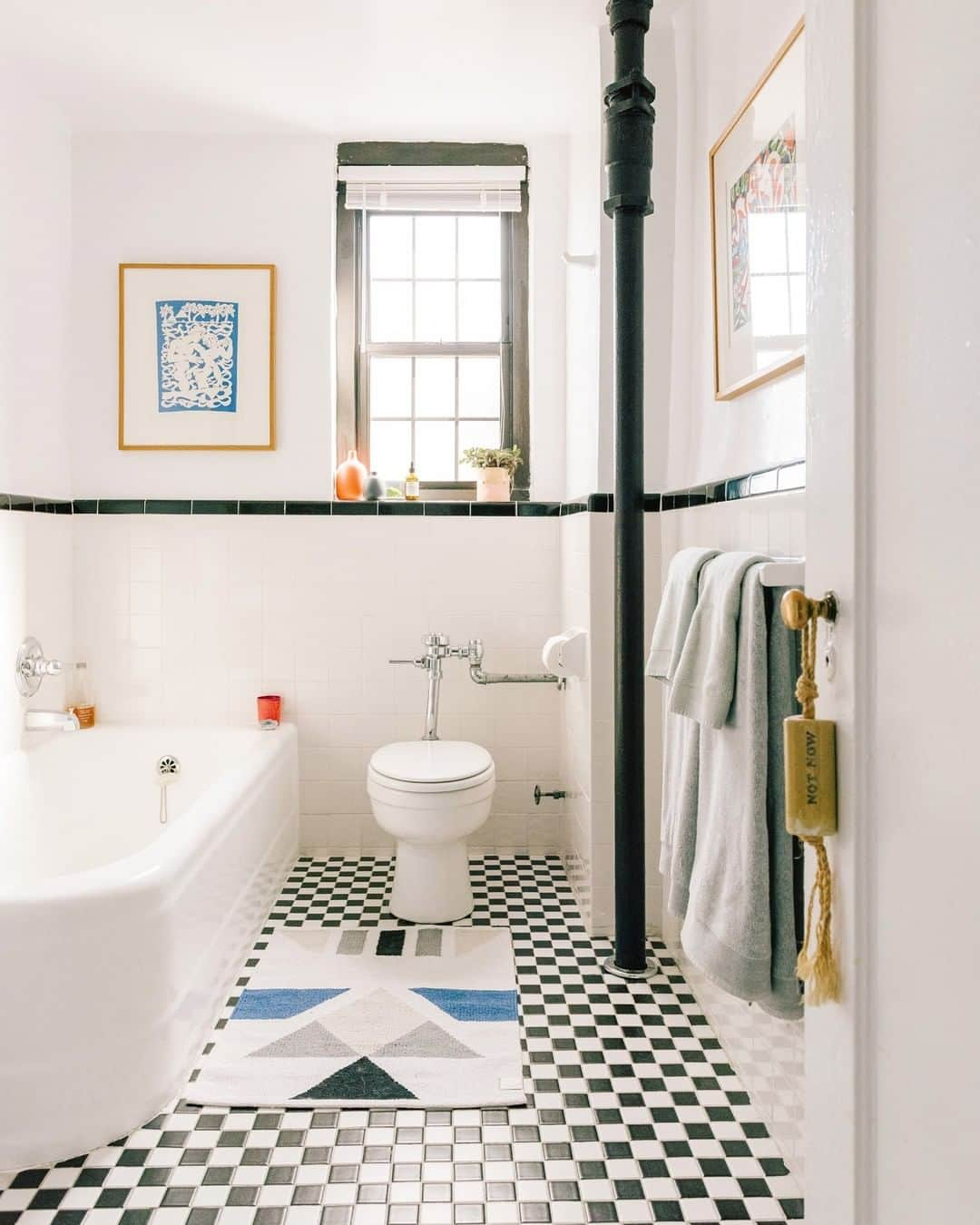 west elmさんのインスタグラム写真 - (west elmInstagram)「NYC bathroom realness 😉🛁 Loving the @quiettownhome bath rug + checkerboard tile in @yummertime's apartment! See the whole apartment with link in bio.  #WestElmLOCAL #WestElmDesignCrew #NYCliving #blackandwhiteandblue #classicbathrooms」7月18日 8時27分 - westelm