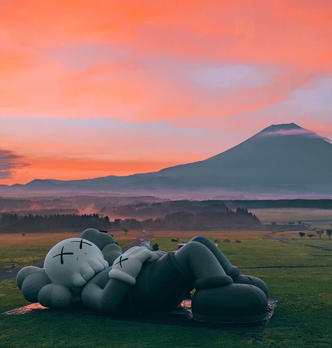 KAWSONEさんのインスタグラム写真 - (KAWSONEInstagram)「Good morning... Looking forward to the opening today! #KAWS #KAWSHOLIDAY #Japan #MtFuji @arr.allrightsreserved @herschelsupply  Photo: @nk7」7月18日 8時35分 - kaws