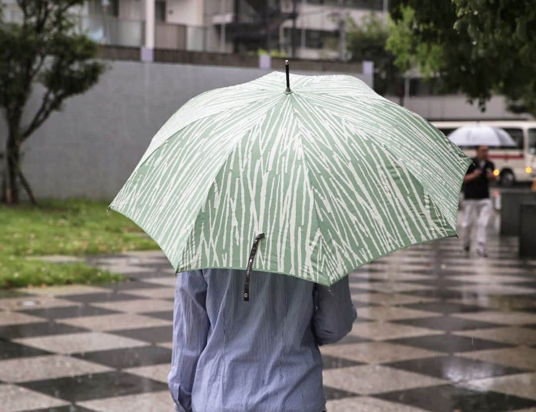 KOZLIFEさんのインスタグラム写真 - (KOZLIFEInstagram)「雨が続きますね。。。 ビニール傘は手軽ですが、 1本はお気に入りの傘があると気分も違いますよ！ 男性にもオススメのデザインです。 . -登場したアイテム- KURA(クーラ)/アンブレラ バンブー -グリーン- . ◎商品は当店トップページのバナーorプロフィールのURLからどうぞ。 ▶︎ @kozlife_tokyo . #KOZLIFE #japan #LoveFoodLoveLife#Interior #instahome #instagood #instajapan #umbrella #henningkoppel #rainyday #rainy #暮らし #北欧インテリア #北欧雑貨 #北欧デザイン #インテリア #ヘイ #丁寧な暮らし #シンプルライフ #梅雨 #雨」7月18日 8時45分 - kozlife_tokyo