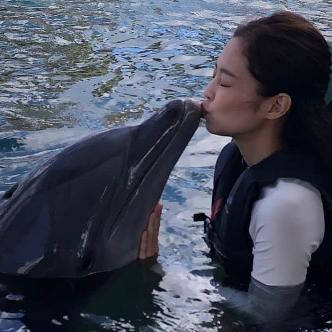 ジェニーさんのインスタグラム写真 - (ジェニーInstagram)「Hua, Thank you for letting us get a step closer to such a pure, smart and sweet energy like yours. 🐬🐬🐬」7月18日 9時04分 - jennierubyjane