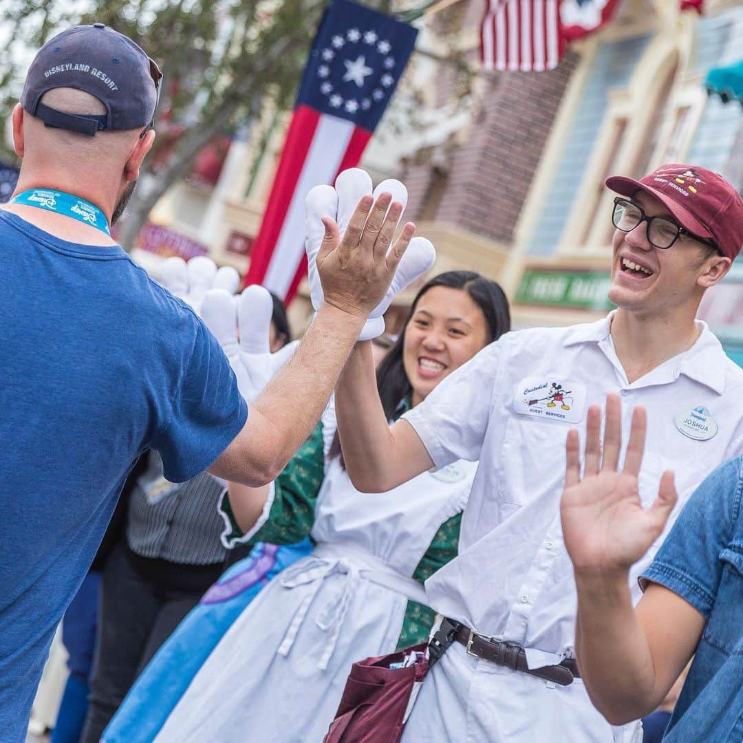 ディズニーランドさんのインスタグラム写真 - (ディズニーランドInstagram)「Today we commemorate 64 years since the opening day of #Disneyland! Thank you for celebrating with us!」7月18日 9時00分 - disneyland