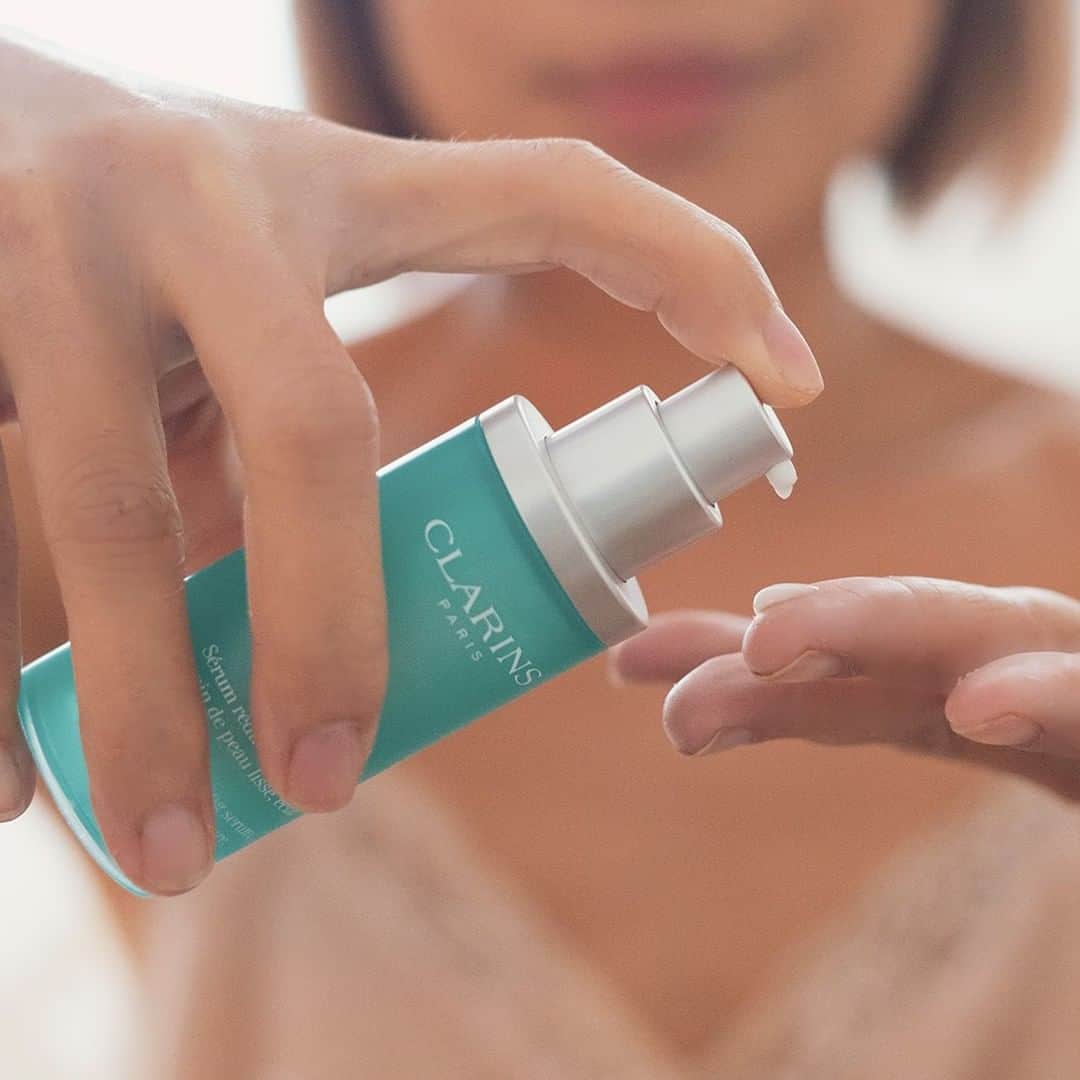 CLARINSさんのインスタグラム写真 - (CLARINSInstagram)「Pore Control Serum's triple-action, plant-packed formula has what you need to beat summer heat & minimize pores: 🌟Vine flower: Tightens and firms enlarged pores 🌟Tamarind pulp acids: Unclogs pores for smoother, more refined skin 🌟Organic strawberry tree: Helps make pores less visible #ClarinsSkincare 📷: @itsnotheritsme」7月18日 9時00分 - clarinsusa