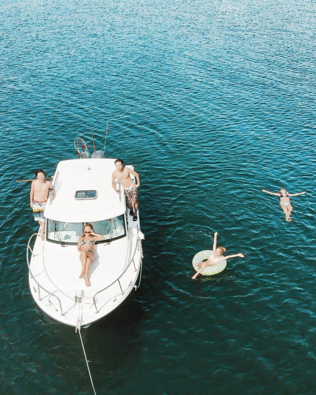 Manamiさんのインスタグラム写真 - (ManamiInstagram)「Fishing day🎣🐟🐟🐟 毎年恒例のクルージング釣りフェス🛥 梅雨の雨続きの中昨日だけ晴れのラッキーさん達🌞✌🏼 これやると日本の夏始まったーって感じ🌼 今年は船上BBQもあって美味しかった〜🤤❤️ そして大漁でした🐟🐟🐟 ㅤ 珍しく時差なしpost😎 📸 @dji_japan @djiglobal #mavicair」7月18日 9時06分 - manashika