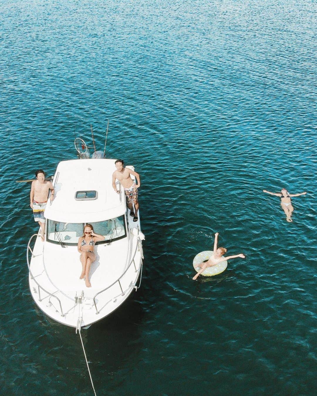 Manamiのインスタグラム：「Fishing day🎣🐟🐟🐟 毎年恒例のクルージング釣りフェス🛥 梅雨の雨続きの中昨日だけ晴れのラッキーさん達🌞✌🏼 これやると日本の夏始まったーって感じ🌼 今年は船上BBQもあって美味しかった〜🤤❤️ そして大漁でした🐟🐟🐟 ㅤ 珍しく時差なしpost😎 📸 @dji_japan @djiglobal #mavicair」