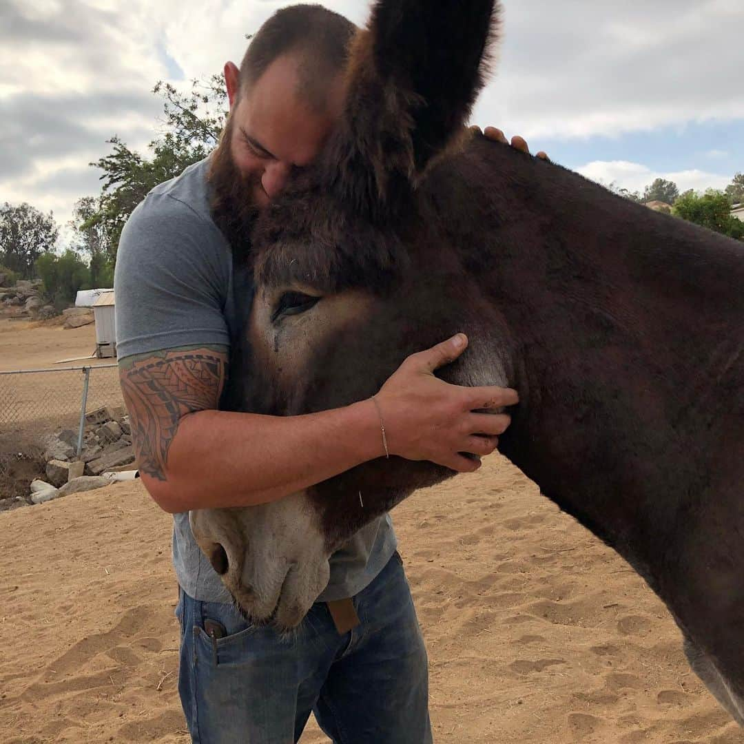 ロンダ・ラウジーさんのインスタグラム写真 - (ロンダ・ラウジーInstagram)「@travisbrownemma nothing is better than doin life with you, thanks for stickin around for another year, you make my dreams come true every day!!! • Happy Birthday Sexy Butt 😘❤️🎂」7月18日 9時14分 - rondarousey