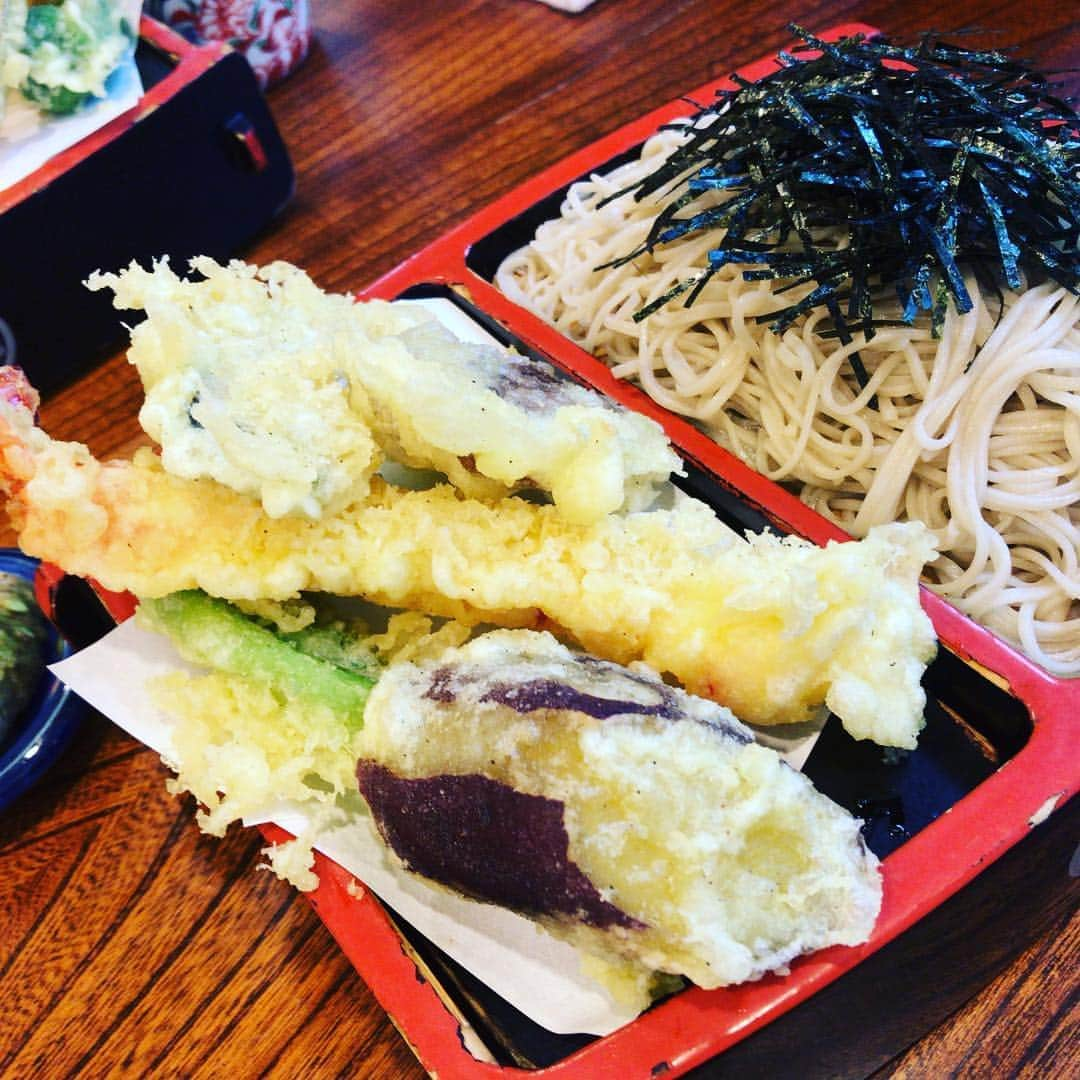 安蘭けいさんのインスタグラム写真 - (安蘭けいInstagram)「食レポin松本🥢 松本に行ったら必ずお詣りする四柱神社。その隣にある『こばやし』というお蕎麦やさんで天ざるそばを頂きました。お蕎麦ももちろん美味しかったですが、驚きはさつまいもの天ぷら🍠厚切りでボリュームたっぷりでしかも甘〜いさつまいも🍠美味しかった〜😆 朝は『喫茶まるも』でピザトースト🥪ここは店構えや内装がレトロな雰囲気で素敵✨ 来週、松本に行った時はうなぎを食べに行きたい！夢が膨らむわぁ✨おっと！その前に、本番で歌う新曲の歌詞覚えてなきゃ！😆💦 #空中キャバレー #松本と言えばお蕎麦 #四柱神社 #縁結びの神様 #若返りの水もあるよ #でもまだ若返ってないよ #触るだけじゃダメなのか？ #でも懲りずにまた行くよ #ピザトースト #チーズの焦げ具合が最高 #写真でもわかるよね #帰りはあずさ20号でした🚈 #2号に乗りたい🎤」7月18日 14時43分 - toko_aran