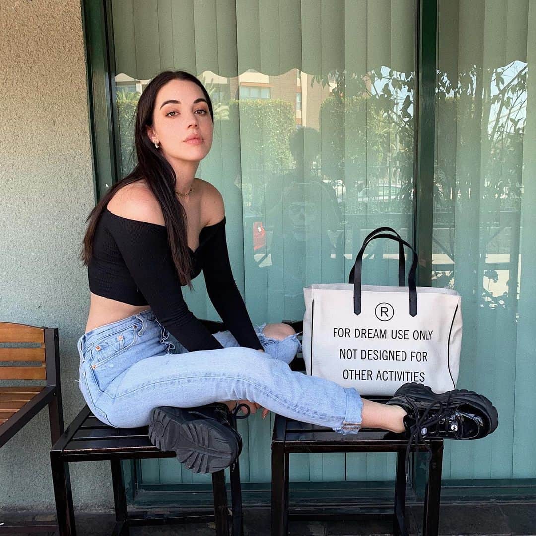 アデレード・ケインのインスタグラム：「Car wash 🧼 @goldengoose @brooklynprla」
