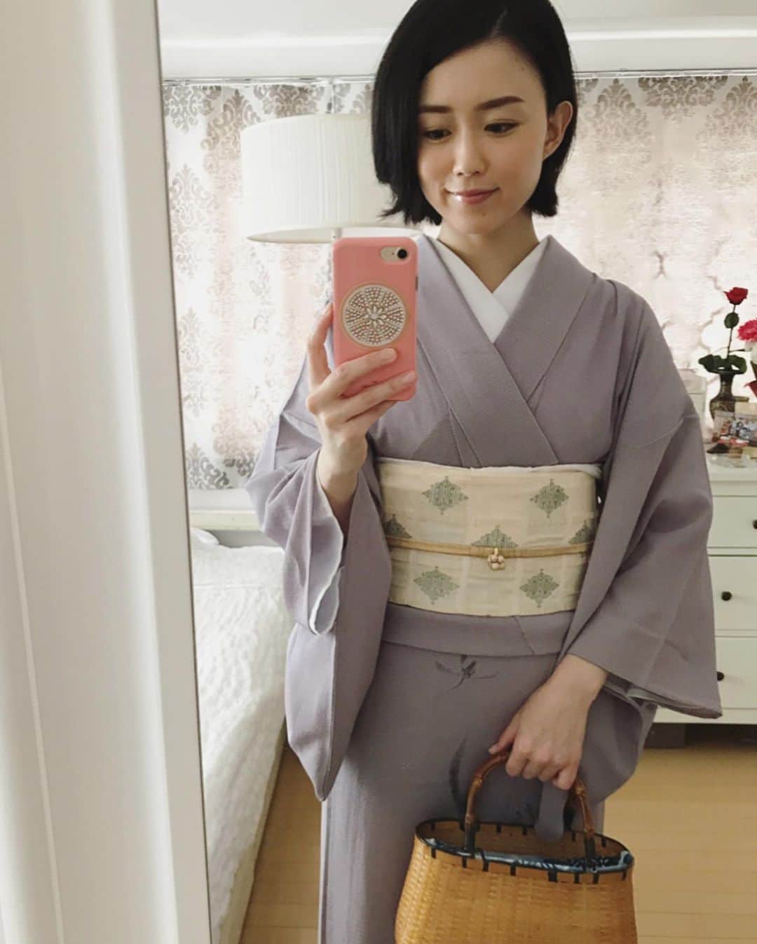 原田佳奈さんのインスタグラム写真 - (原田佳奈Instagram)「・ ・  この日の着物は、薄紫色の絽の小紋に、モロッカン柄の夏帯を合わせました。  着物が地味なので、帯周りを華やかに。  パールの指輪を帯留め風に、薄羽織はくるりさん💁‍♀️ 早速、山崎陽子さんの本に影響されて、着物生活笑😋  #着物 #夏着物 #着物コーディネート #kimono #表参道くるり #着物のある生活 #単なる会食だが #着物の人」7月18日 9時19分 - kanaharada1211