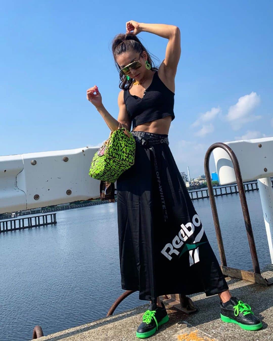 Aya（小山内あや）さんのインスタグラム写真 - (Aya（小山内あや）Instagram)「Good morning☀️ ブラックコーデに差し色はネオングリーン💚 たまに顔を見せる太陽くん🌞。 コチラは首を長くして夏を待ってますよ〜」7月18日 9時21分 - aya_fitness