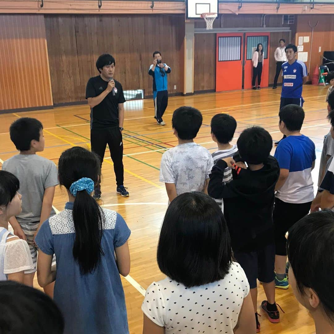 アルビレックス新潟さんのインスタグラム写真 - (アルビレックス新潟Instagram)「#加藤大 選手と #内田潤 U-15監督が、先月19日に訪問した #新潟市 立 #中野山小学校 のみなさんから、お礼の寄せ書きメッセージをいただきました😍  児童の皆さんのメッセージを、加藤選手はとても嬉しそうに目を通していました😃  当日の様子も改めてお届けします📸 #中野山小学校 のみなさんにとって、思い出に残る時間になってくれていれば嬉しいです✨  もうすぐ楽しい夏休み☀️🍉🏖 #デンカビッグスワンスタジアム でみんなを待っていまーす🤗  #albirex #アルビレックス新潟 #学校訪問 #ホームタウン 活動」7月18日 9時30分 - albirex_niigata_official