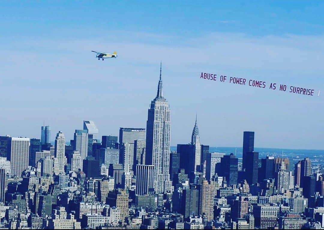 トームさんのインスタグラム写真 - (トームInstagram)「For #NewYorkCity : Planes and Projections, 2004 #JennyHolzer #CreativeTime #abuseofpowercomesasnosurprise  #art #madebywomen #everywomanwednesday」7月18日 9時27分 - tomenyc