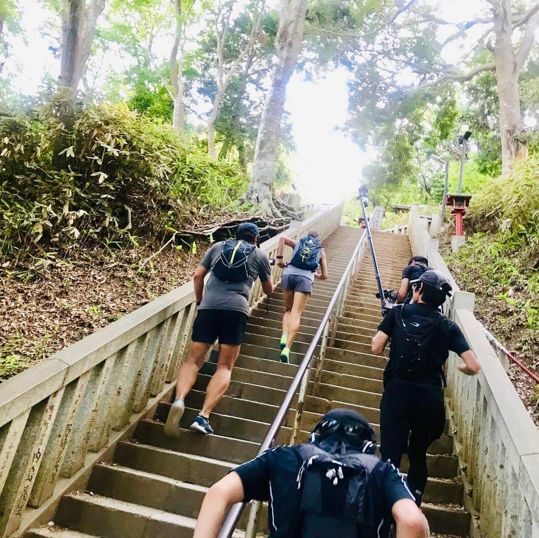 福島和可菜さんのインスタグラム写真 - (福島和可菜Instagram)「NHK  BSプレミアム 🏃ふらっとあの街  旅ラン10キロ🏃  観て下さった皆様、ありがとうございました🥰 今回は、〽️八王子～高尾山〽️ 高尾山は良く走りにも行っているので、馴染みの場所でしたが、八王子の街を走ったのは初めて🚩 温かい人や綺麗な景色にも出会え、街から山へとナチュラルに繋がっていく…🌳 走っていても気持ち良く、最高のコースでした🎵🎵🎵変化…があるって走っていても飽きないし、距離も走れますよね😊  走って旅をする事によって、 その土地や場所を五感で感じる事が出来る…✨ 車だと通り過ぎてしまったり、 歩くと遠かったり… そんな場所にも、自分の走力で行けるのだから、 何てヘルシーなんだろう㊗️㊗️㊗️（笑）  走るのが大好きな私にとっては、自分にマッチした旅のスタイルだと思います😚  これからも、日本、世界を☀️旅ラン☀️していくゾー👍  次回もお楽しみに🌈  #マラソンを本格的に始めて #約10キロ痩せました #毎日 #食べ飲み放題 #だけど #体型変わらず #食べるために走る #走るために食べる #healthy #走るっていい事づくし #日本 #世界 #走りたい #旅行 #ランニング #旅ラン #走る楽しみ #NHK #BS #プレミアム #love #running #走る #marathon #🏃」7月18日 9時35分 - fukushimawakana