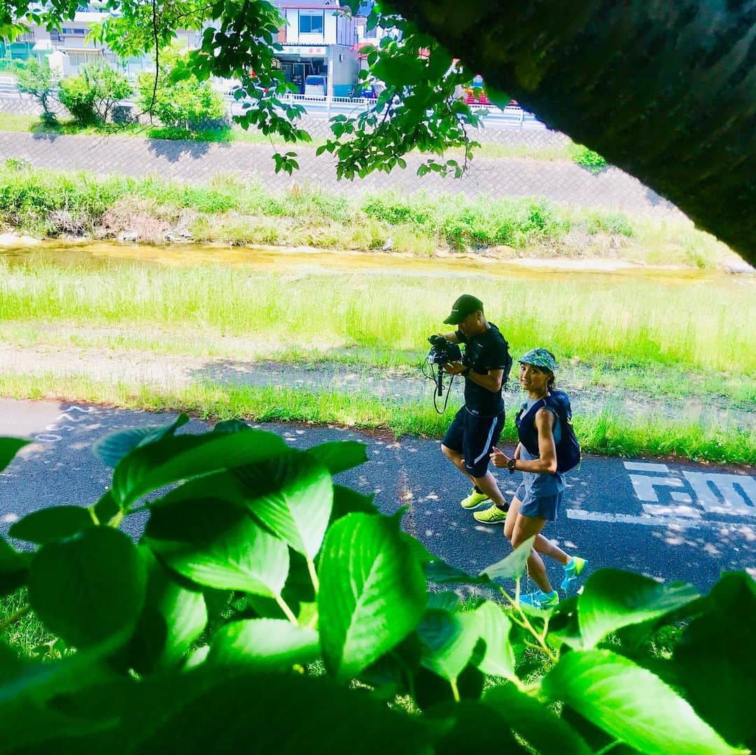 福島和可菜さんのインスタグラム写真 - (福島和可菜Instagram)「NHK  BSプレミアム 🏃ふらっとあの街  旅ラン10キロ🏃  観て下さった皆様、ありがとうございました🥰 今回は、〽️八王子～高尾山〽️ 高尾山は良く走りにも行っているので、馴染みの場所でしたが、八王子の街を走ったのは初めて🚩 温かい人や綺麗な景色にも出会え、街から山へとナチュラルに繋がっていく…🌳 走っていても気持ち良く、最高のコースでした🎵🎵🎵変化…があるって走っていても飽きないし、距離も走れますよね😊  走って旅をする事によって、 その土地や場所を五感で感じる事が出来る…✨ 車だと通り過ぎてしまったり、 歩くと遠かったり… そんな場所にも、自分の走力で行けるのだから、 何てヘルシーなんだろう㊗️㊗️㊗️（笑）  走るのが大好きな私にとっては、自分にマッチした旅のスタイルだと思います😚  これからも、日本、世界を☀️旅ラン☀️していくゾー👍  次回もお楽しみに🌈  #マラソンを本格的に始めて #約10キロ痩せました #毎日 #食べ飲み放題 #だけど #体型変わらず #食べるために走る #走るために食べる #healthy #走るっていい事づくし #日本 #世界 #走りたい #旅行 #ランニング #旅ラン #走る楽しみ #NHK #BS #プレミアム #love #running #走る #marathon #🏃」7月18日 9時35分 - fukushimawakana