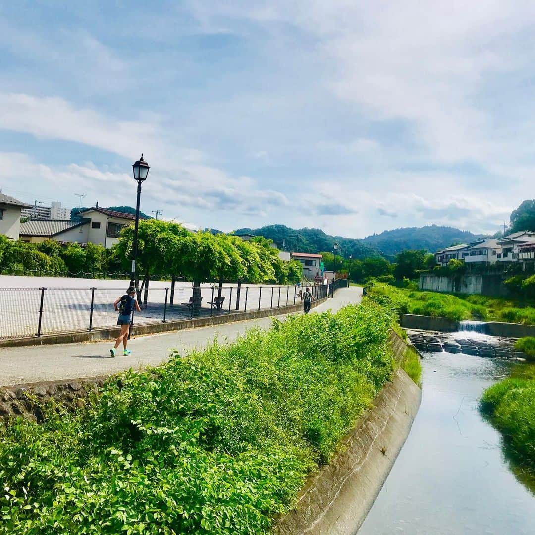 福島和可菜さんのインスタグラム写真 - (福島和可菜Instagram)「NHK  BSプレミアム 🏃ふらっとあの街  旅ラン10キロ🏃  観て下さった皆様、ありがとうございました🥰 今回は、〽️八王子～高尾山〽️ 高尾山は良く走りにも行っているので、馴染みの場所でしたが、八王子の街を走ったのは初めて🚩 温かい人や綺麗な景色にも出会え、街から山へとナチュラルに繋がっていく…🌳 走っていても気持ち良く、最高のコースでした🎵🎵🎵変化…があるって走っていても飽きないし、距離も走れますよね😊  走って旅をする事によって、 その土地や場所を五感で感じる事が出来る…✨ 車だと通り過ぎてしまったり、 歩くと遠かったり… そんな場所にも、自分の走力で行けるのだから、 何てヘルシーなんだろう㊗️㊗️㊗️（笑）  走るのが大好きな私にとっては、自分にマッチした旅のスタイルだと思います😚  これからも、日本、世界を☀️旅ラン☀️していくゾー👍  次回もお楽しみに🌈  #マラソンを本格的に始めて #約10キロ痩せました #毎日 #食べ飲み放題 #だけど #体型変わらず #食べるために走る #走るために食べる #healthy #走るっていい事づくし #日本 #世界 #走りたい #旅行 #ランニング #旅ラン #走る楽しみ #NHK #BS #プレミアム #love #running #走る #marathon #🏃」7月18日 9時35分 - fukushimawakana