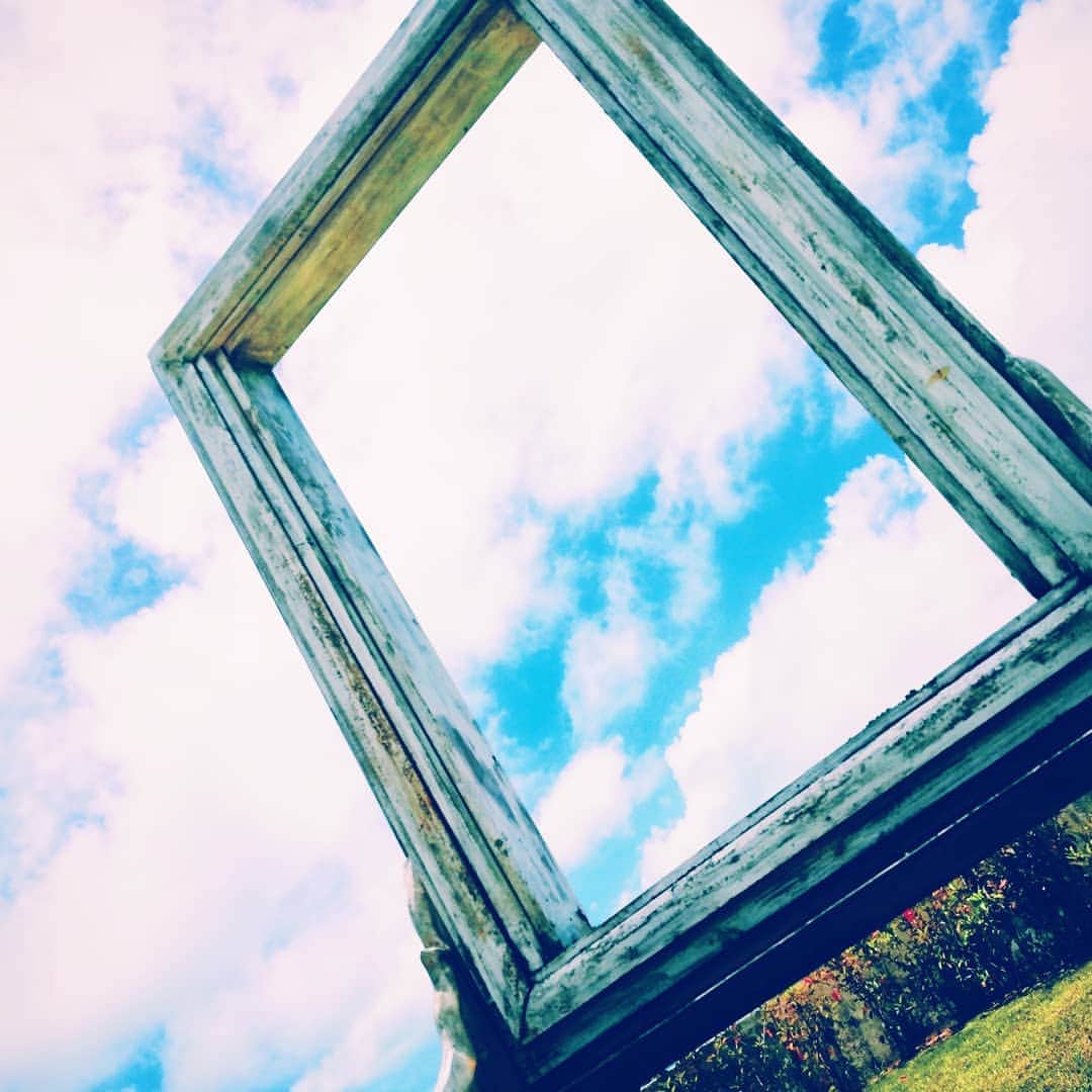 COMA-CHIのインスタグラム：「Imagine what you really want, sky is the limit. You're the creator of your life. We gonna rule our world!! 山羊座満月を経て、社会的制限や抑圧に定義づけられる自己でなく、自分がこの世界のルールを作るんだ！というビジョンが浮かんだり闘志が湧いてきたなら、ぜひ信じて🌞 ここからオリンピックが終わるあたりまで、既存のヒエラルキーや社会構造は最後の抵抗力を振り絞って私達からエネルギーを奪おうとするかもしれない。 でも私達が内側の力を信じて行動していくことで、音を立てて全てが崩れだす。 ひとりひとりが創造のパワーを100%発揮し、輝く世の中へ。 並列社会、縄文回帰へのカウントダウン は始まっています🌋  #水瓶座の時代 #縄文 #星読み #月読み」