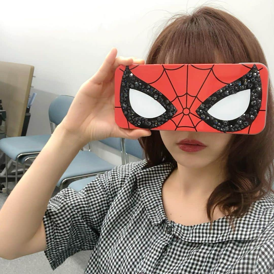 新井恵理那さんのインスタグラム写真 - (新井恵理那Instagram)「おはようございます、スパイダーマンです！ ROOTOTEチャリティーイベントにご協力いただいたみなさま、ありがとうございました！ 大好きなモノづくりが誰かのためになるなんてこの上ない幸せです(o^^o)♪ モノづくり意欲がわき上がっています！笑 そして これはどうしちゃったのかというと、先日見に行ったスパイダーマンですよ。 3Dメガネでスパイダーマンの浮遊感を存分に楽しみまして！！ 現実とフェイクの世界の違いがわかりにくくなっているいまの時代ならではの、新しい戦いはすごく刺激的でした！！( ・∇・)と、大興奮で缶ペンケースをお土産にし、ちまちまスワロフスキーでデコレーションしました(*^_^*) あえてまだらにしているのがポイント☆(節約にもなりますし) 勢いで長文になってしまいましたね。インスタなのに( ＾∀＾)笑 #スパイダーマン #スパイダーマンファーフロムホーム #ペンケース #デコレーション #スワロフスキー #新井恵理那」7月18日 9時42分 - elina_arai