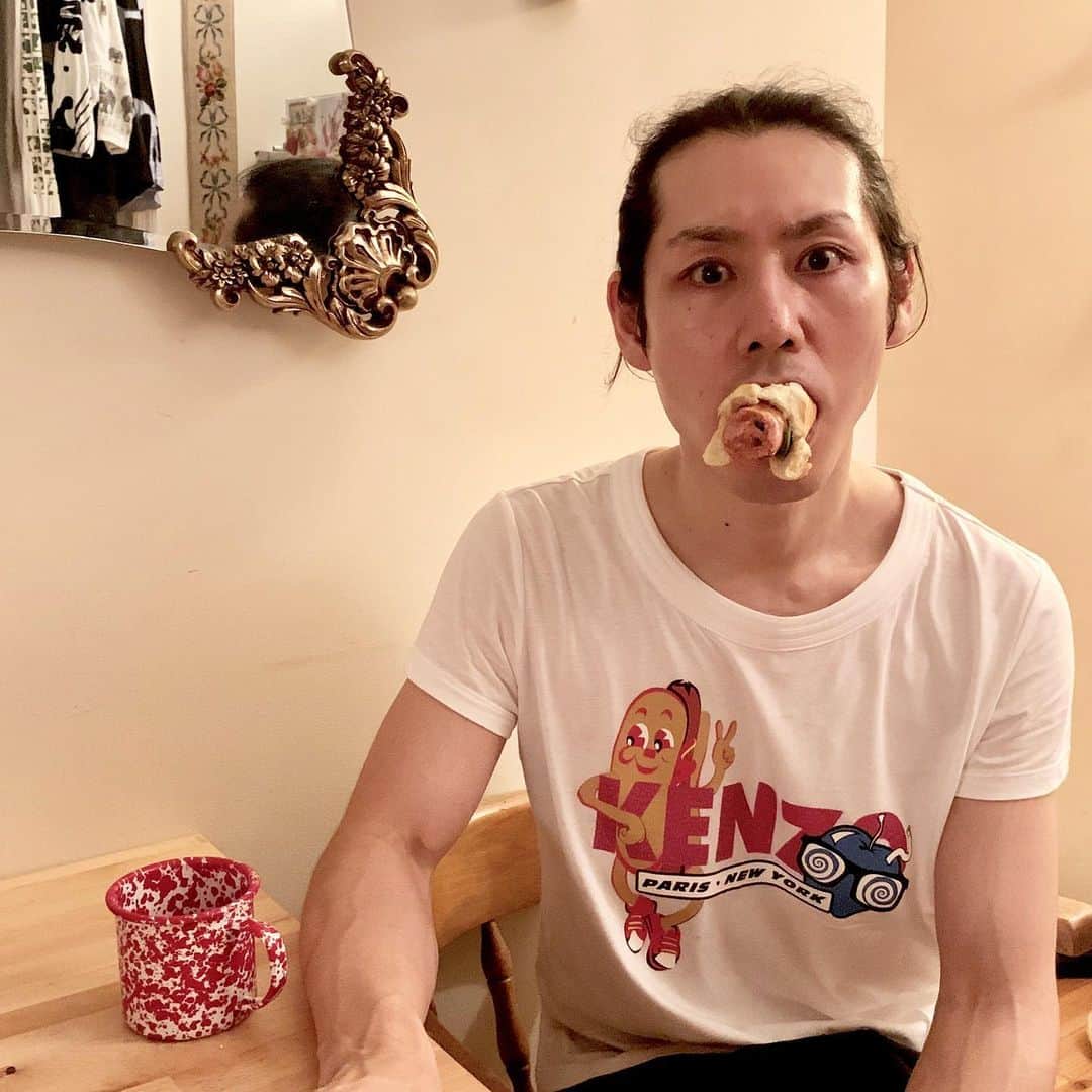 小林尊のインスタグラム：「HOT DOG BREAK on Hot Dog Day  ホットドッグデー  ホットドッグブレイク  #hotdogeating #hotdogstyle」