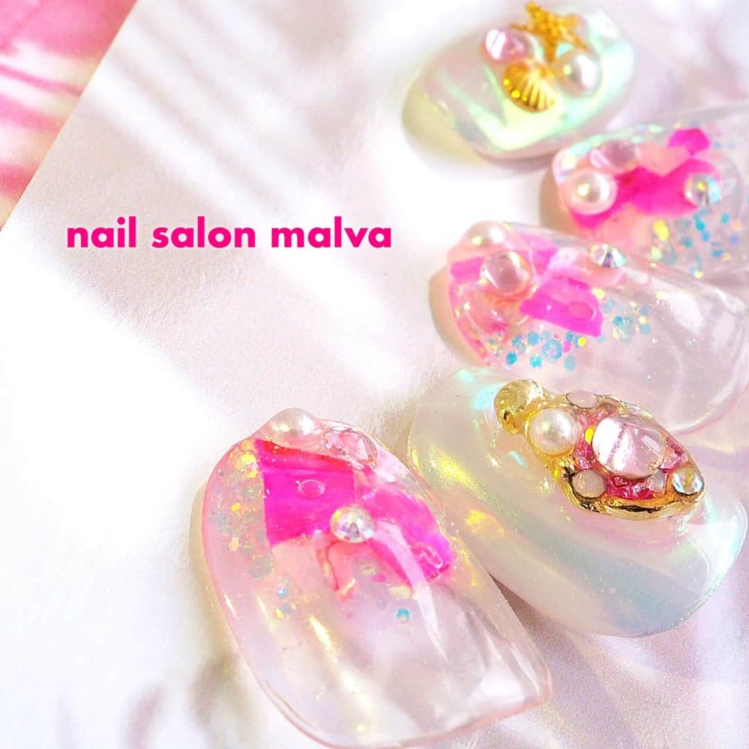 nailsalon malva（ネイルサロンマルヴァ）さんのインスタグラム写真 - (nailsalon malva（ネイルサロンマルヴァ）Instagram)「☆キラキラアート058☆  夏らしくてオトナ可愛いデザイン💕 フットバージョンもありますよ😍  nailsalon malva  ご予約はLINEからがオススメです☆ 🌙原宿LINE ID→《@malva》 ※@を忘れずに‼︎ 全てのアートや料金表はHPより http://www.malvanail.com/sp/  #malva#マルヴァ#ネイル#gelnail#nail#nailart#naildesign#nailstagram#ジェル#gel#ジェルネイル#ネイルデザイン#原宿ネイル#nailsalon#ネイルサロン#ネイルチップ#森絵里香#malvaネイル#malvanail#ネイリスト募集#美甲#ロシアンマニキュア#ハンドネイル#夏ネイル#네일#젤네일#甲油#指甲#beauty#オーロラネイル」7月18日 10時00分 - malva_nail