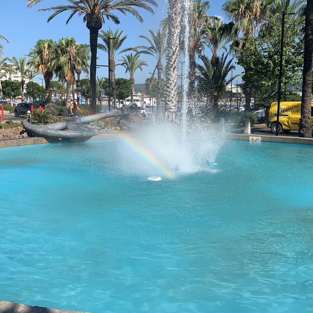 水原佑果さんのインスタグラム写真 - (水原佑果Instagram)「Me gustas mucho Ibiza!♥️🌈 イビザの夜の街はド派手なクラブが沢山あって、 わんさか人でいっぱい💚💖凄く盛り上がってた🎭🎟 ひたすらアゲアゲテクノにどっぷり浸かってた🧠🧩 そしてとっても遠い昔建築された建物が沢山連なっていて昼の街探検するの超楽しかったなぁ🐈🧶あとは自然豊かな森の中にある300年以上前に造られた建物(1719)ホテルでゆっくりしたよ🎵👩‍🎨 🏡🌞🌼🍊so,This hotel,It is considered that they were made in around 300years👩🏼‍🌾🏞🐕🐆研ぎ澄まされた空気や美しすぎる絶景を体感できて私の心とカラダはとってもリフレッシュされました💓🎶☺︎ #get#Motivation #upandthankful #momentofmine」7月18日 10時02分 - ashley_yuka